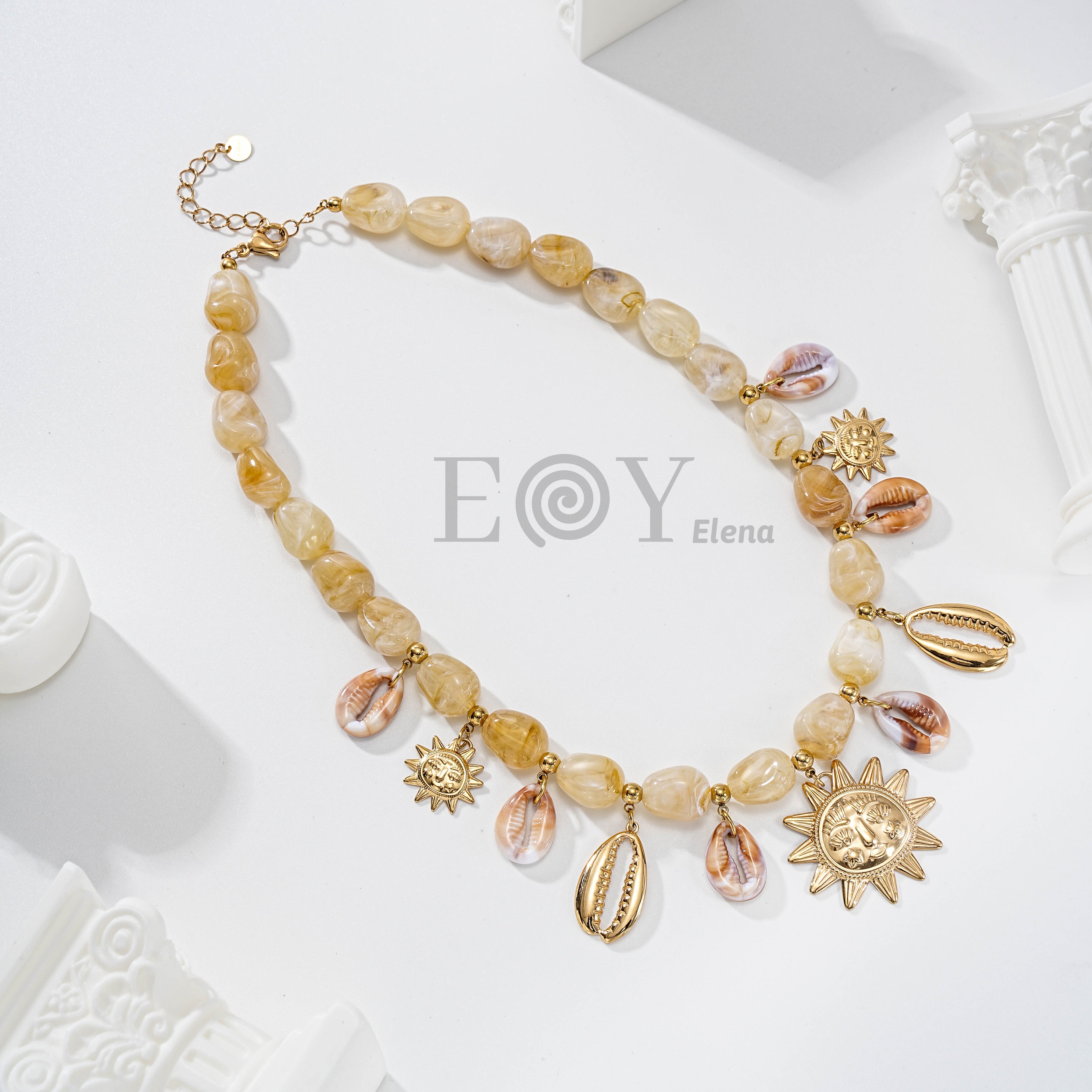 Collar de piedras y charms marinos con sol central