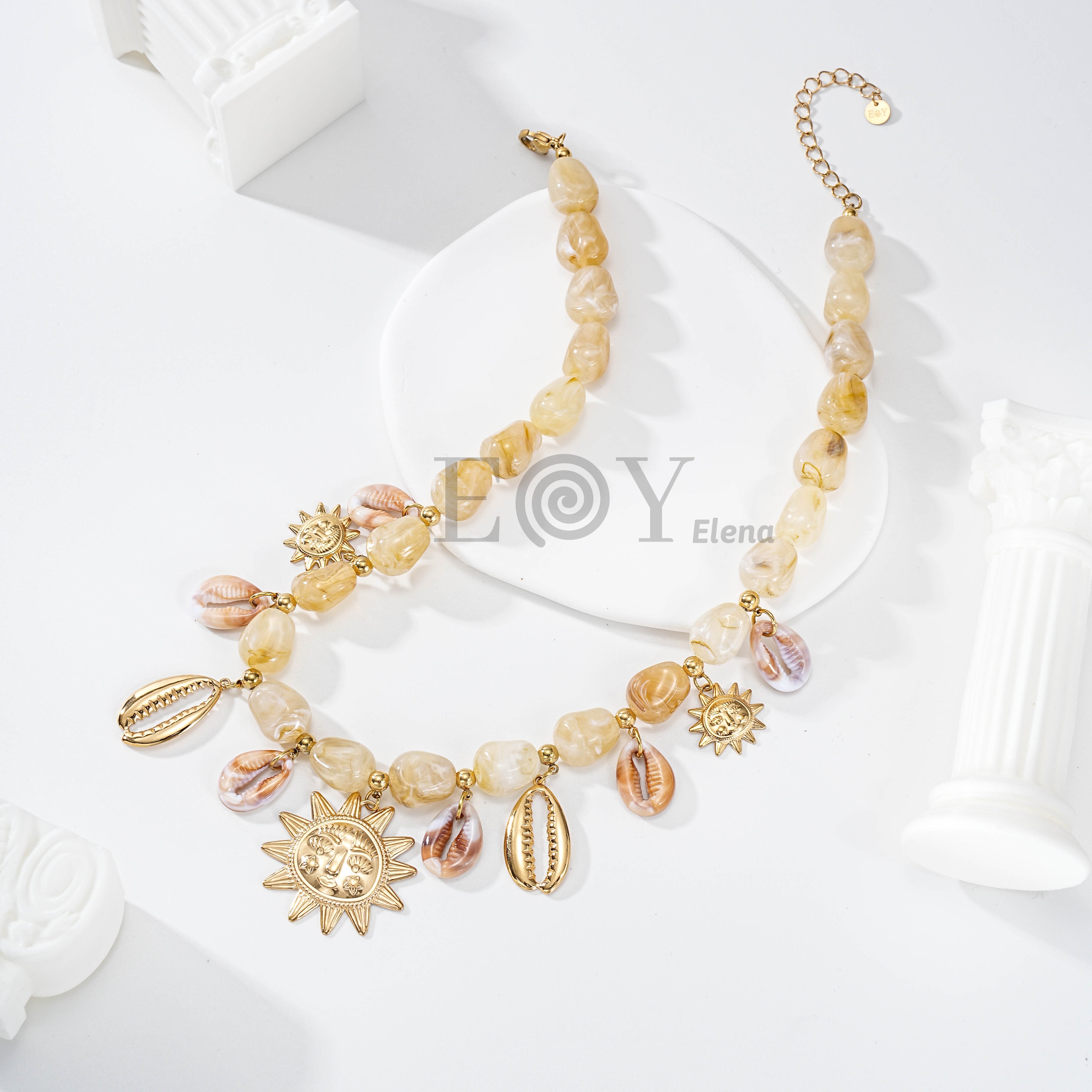 Collar de piedras y charms marinos con sol central