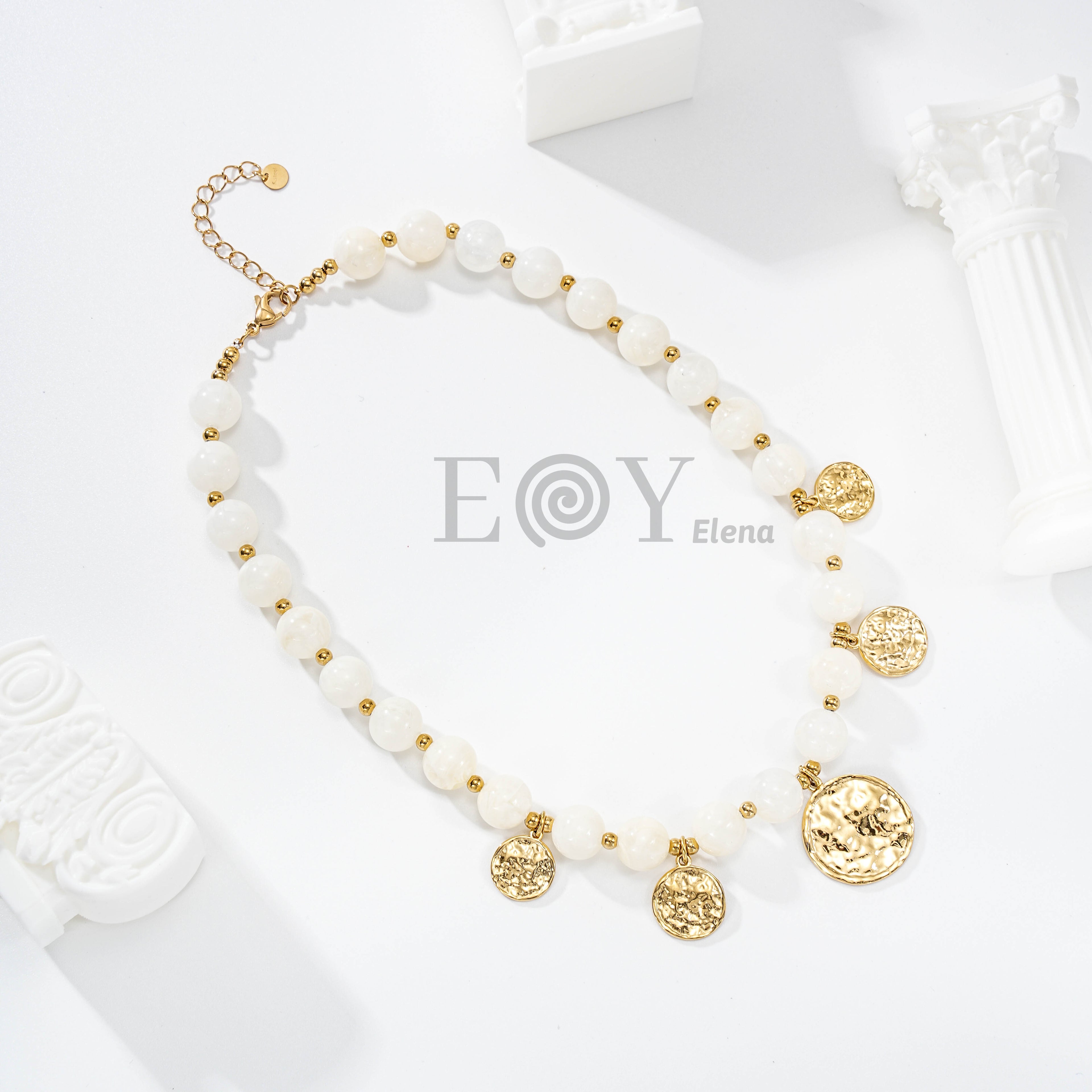 Collar de piedras con medallas doradas