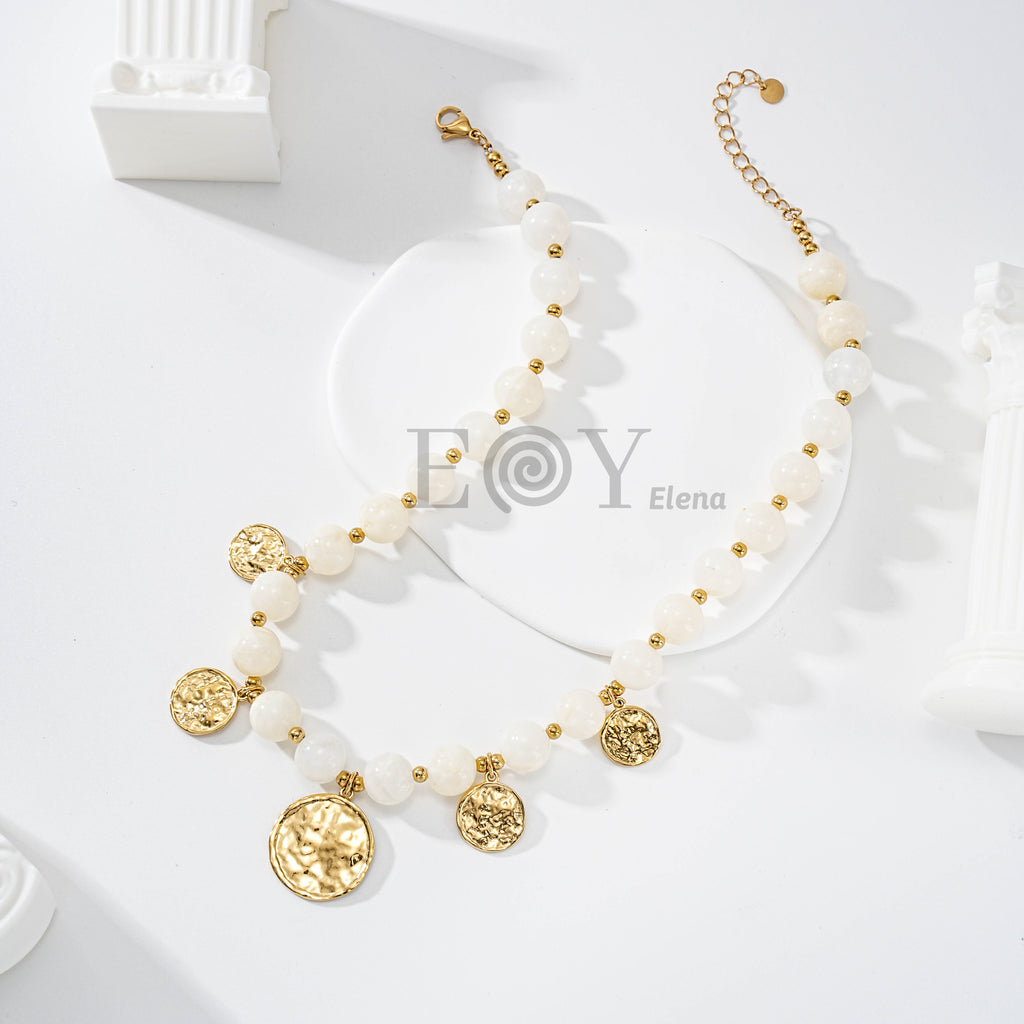 Collar de piedras con medallas doradas