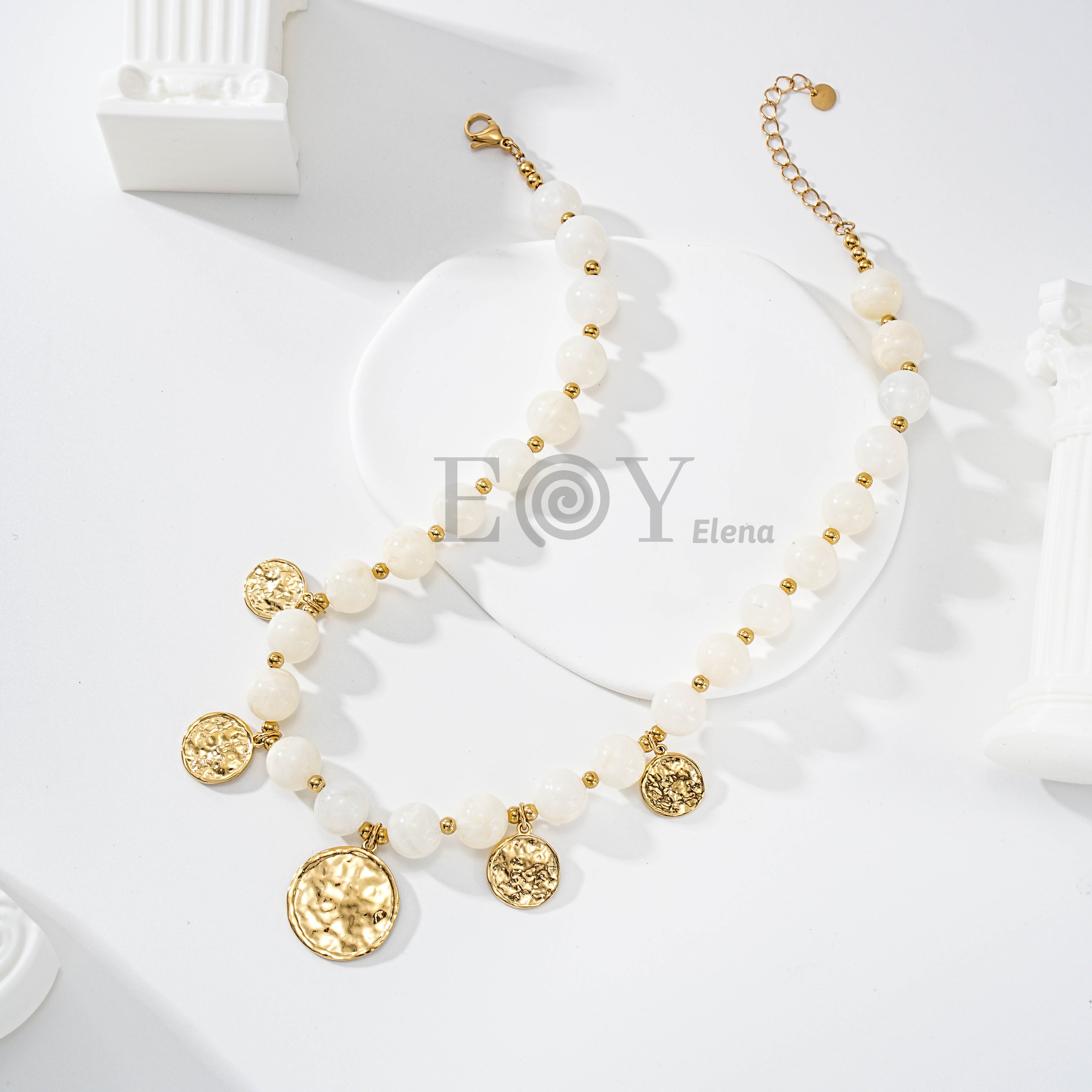 Collar de piedras con medallas doradas