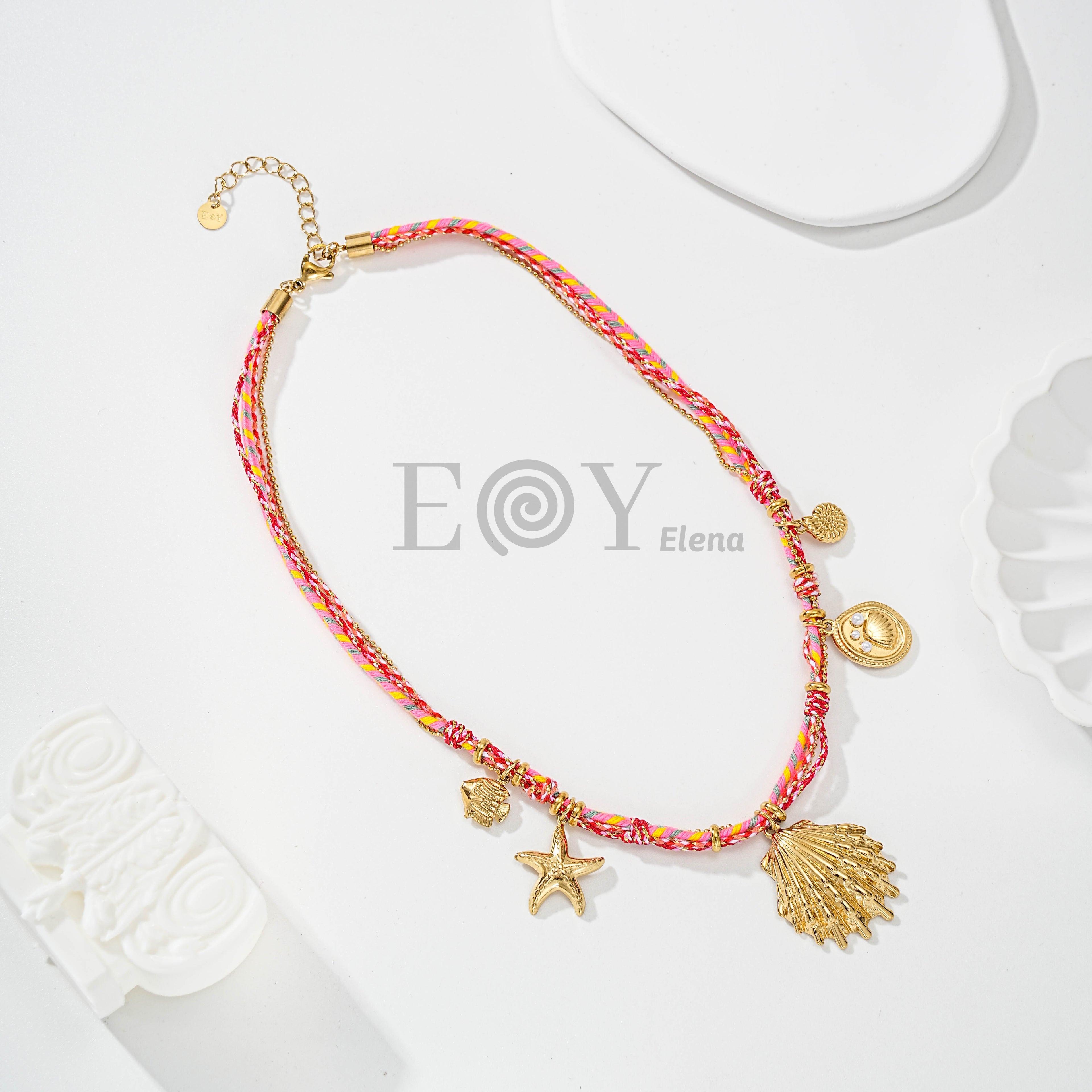 Collar de cadena y cuerda con concha central y motivos de mar