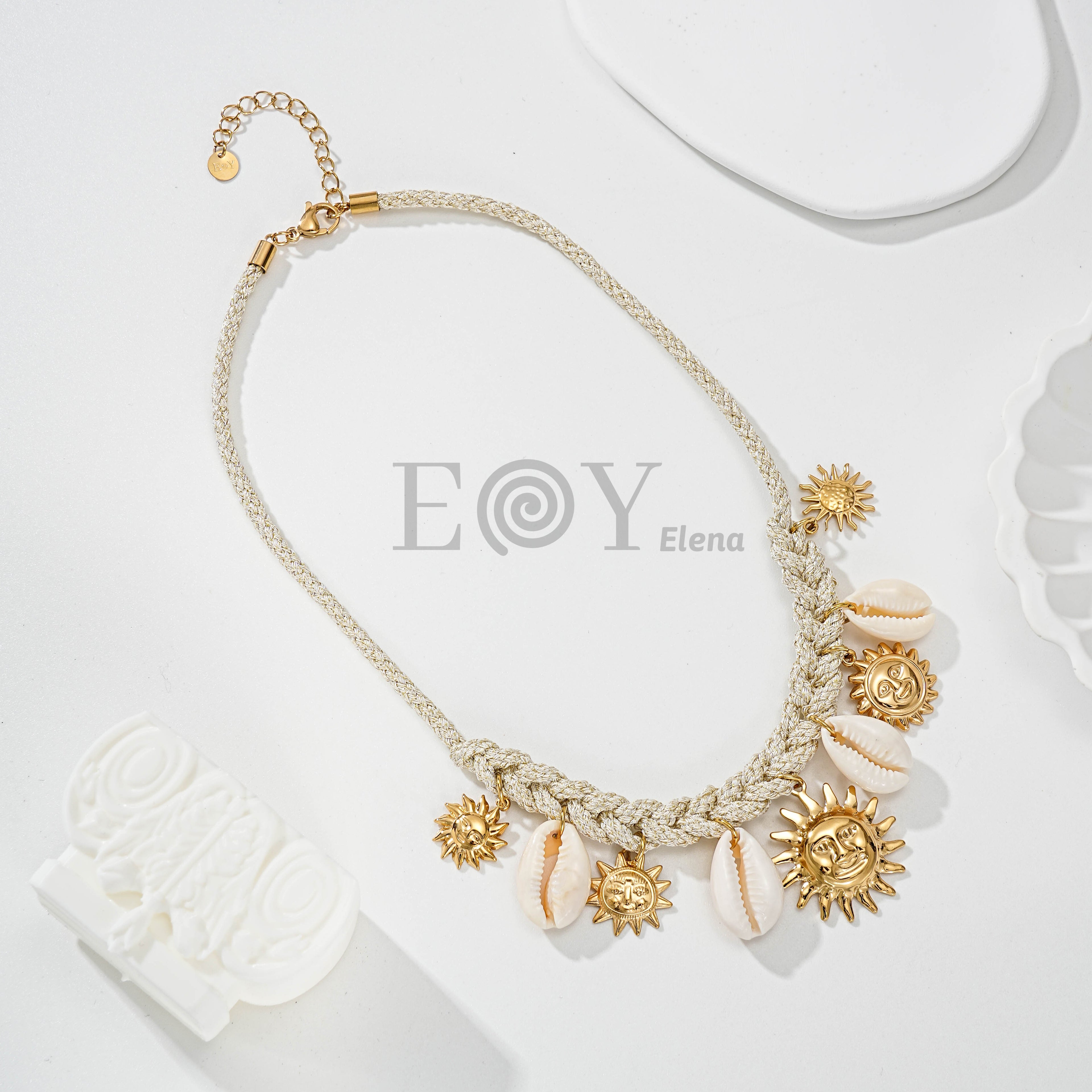 Collar de cuerda con conchas y soles