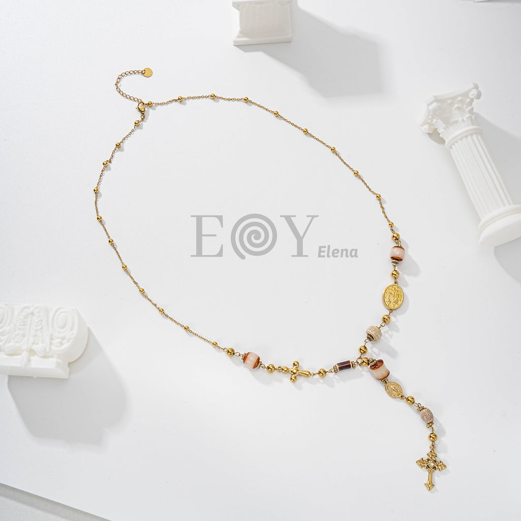 Collar cascada con medallas religiosas y detalles de color