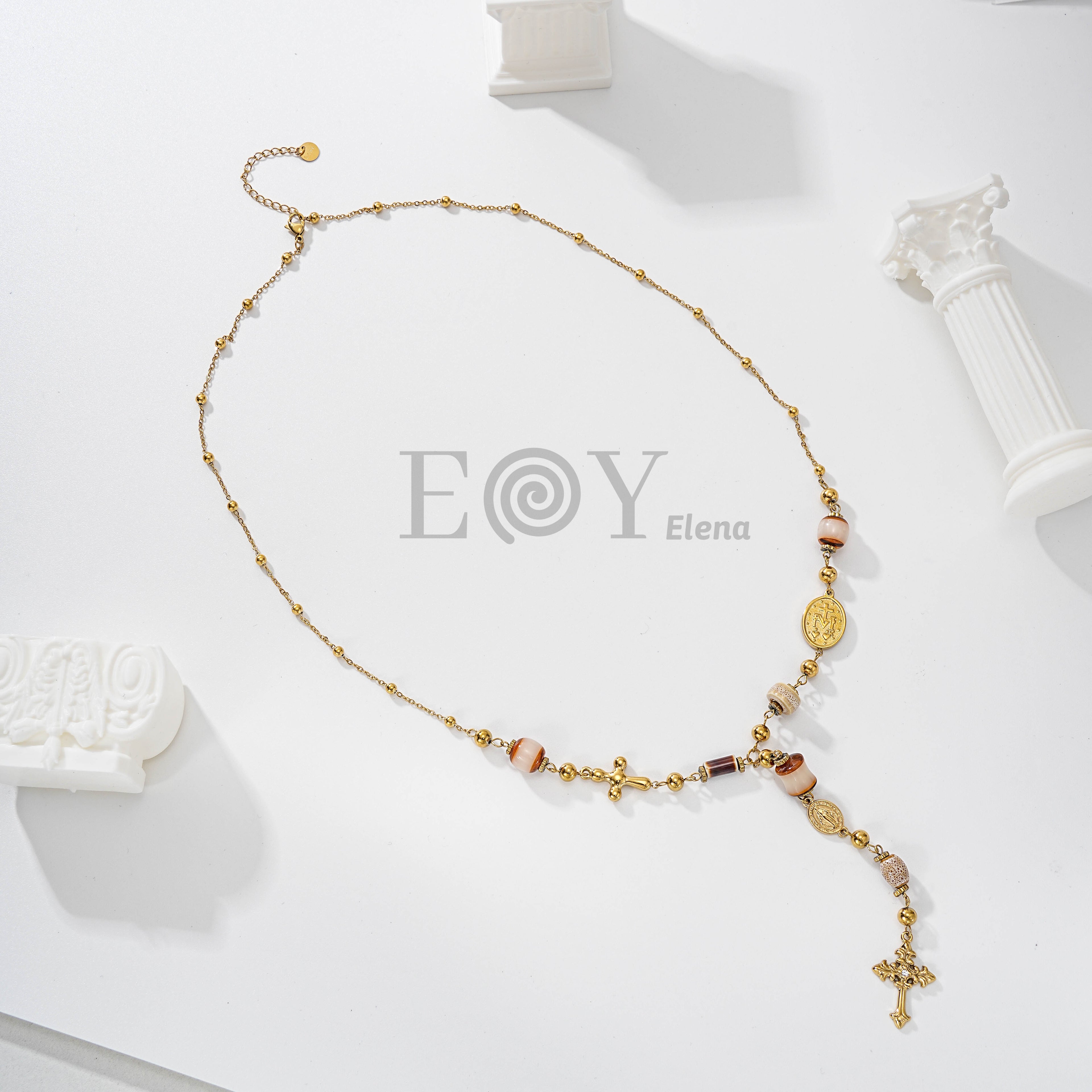 Collar cascada con medallas religiosas y detalles de color