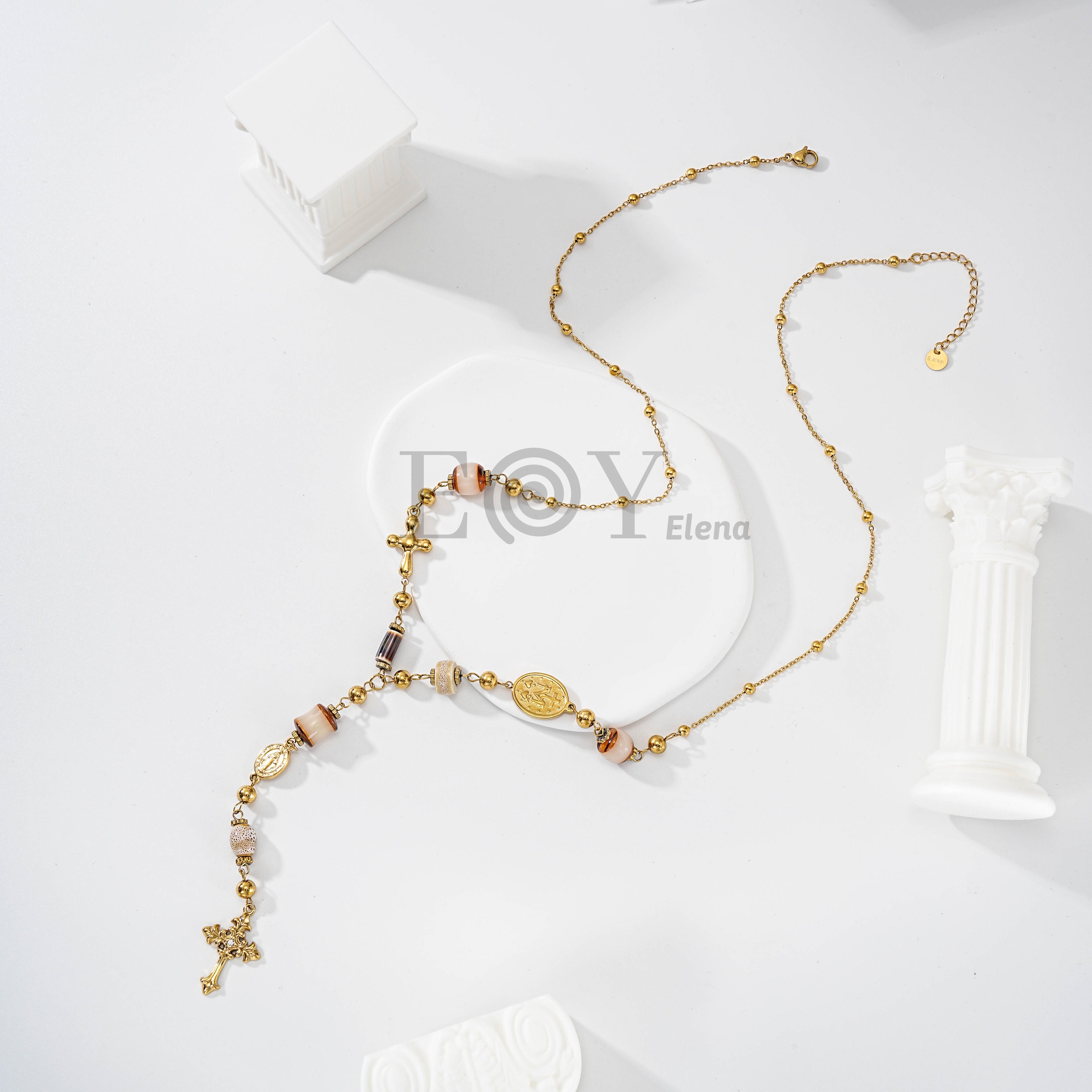 Collar cascada con medallas religiosas y detalles de color