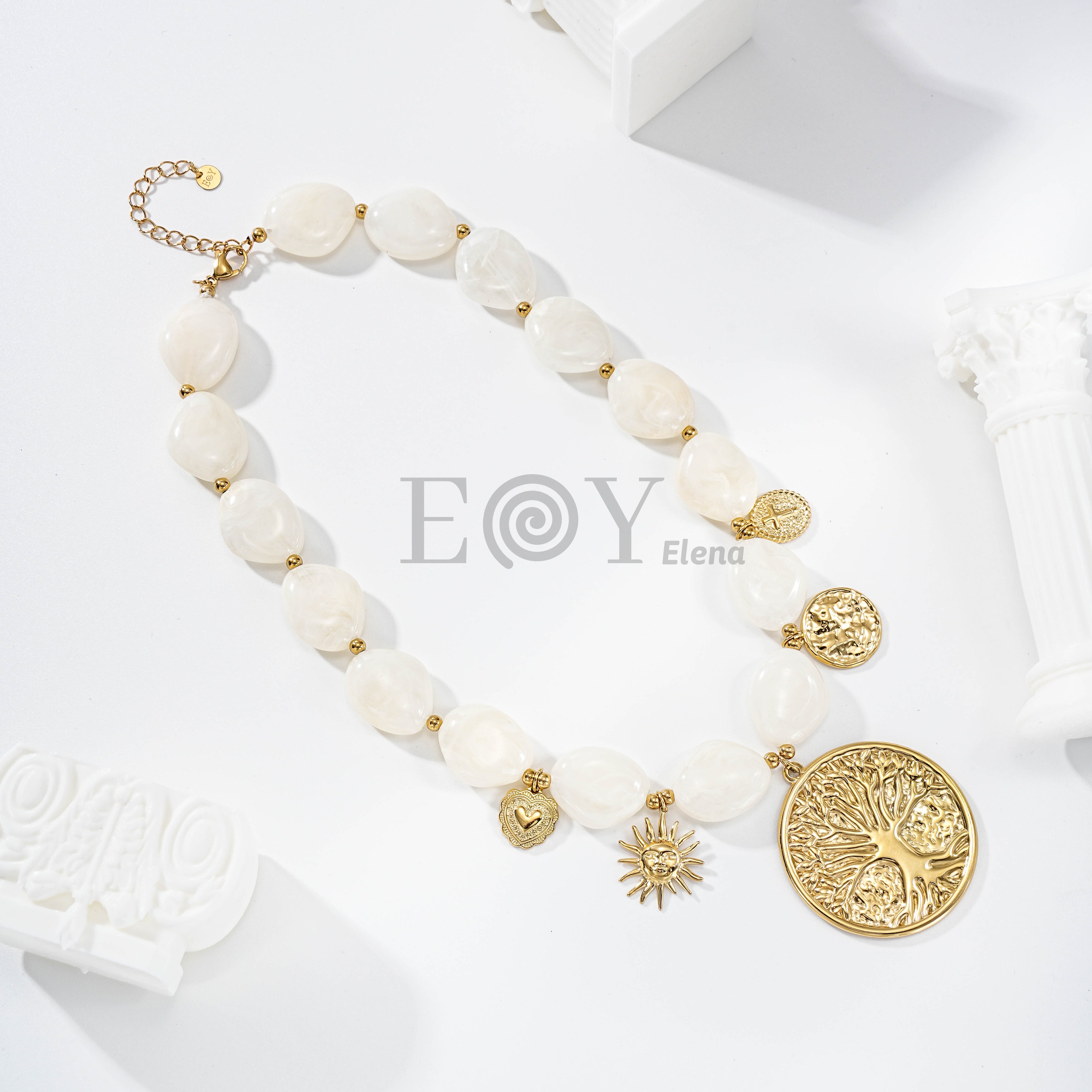 Collar de piedras con charms y medallón árbol de la vida