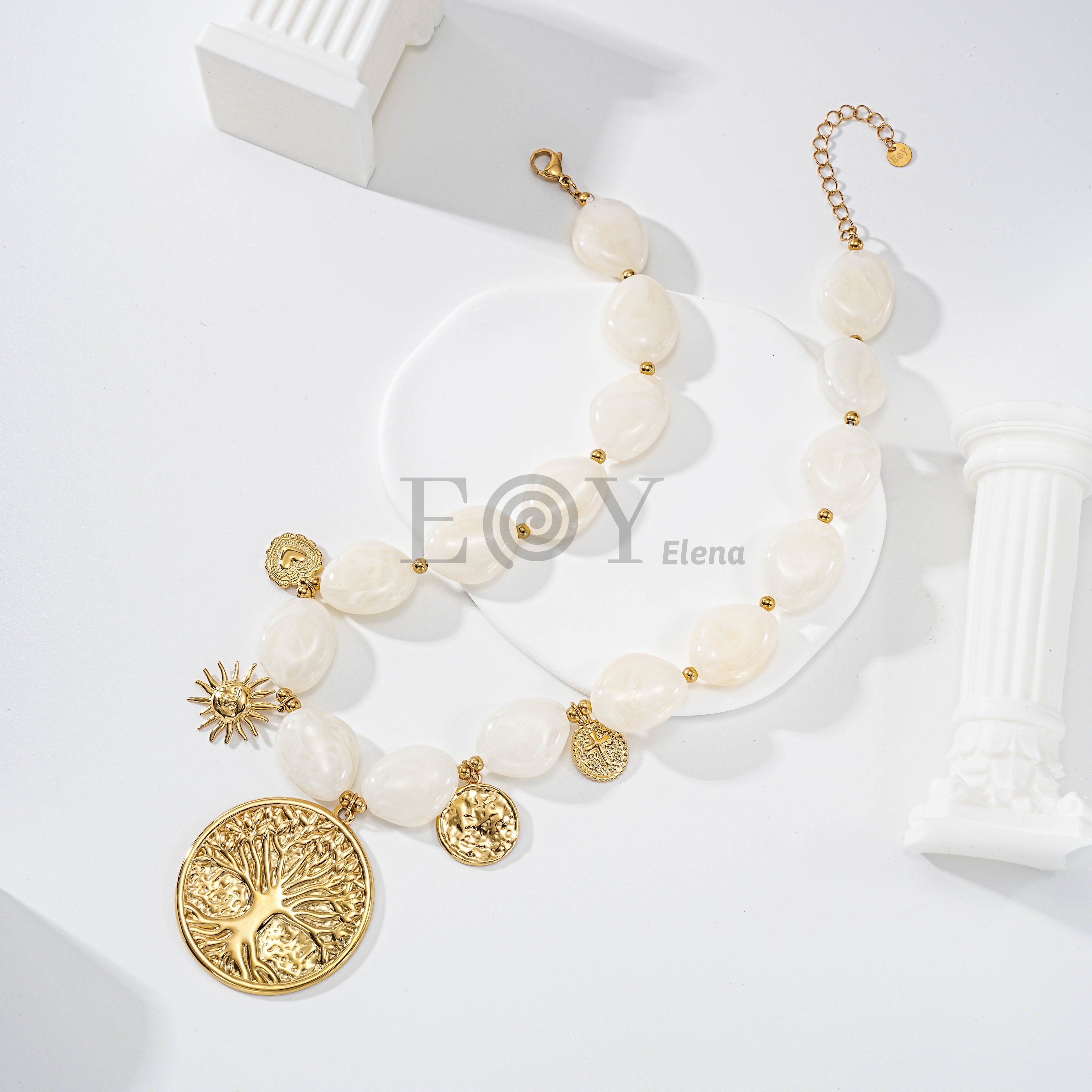 Collar de piedras con charms y medallón árbol de la vida