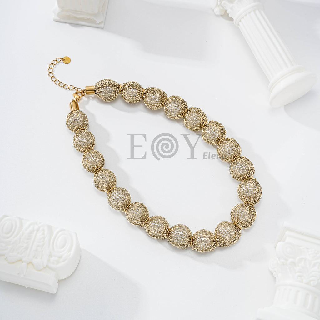 Collar bolas recubierta con malla dorada