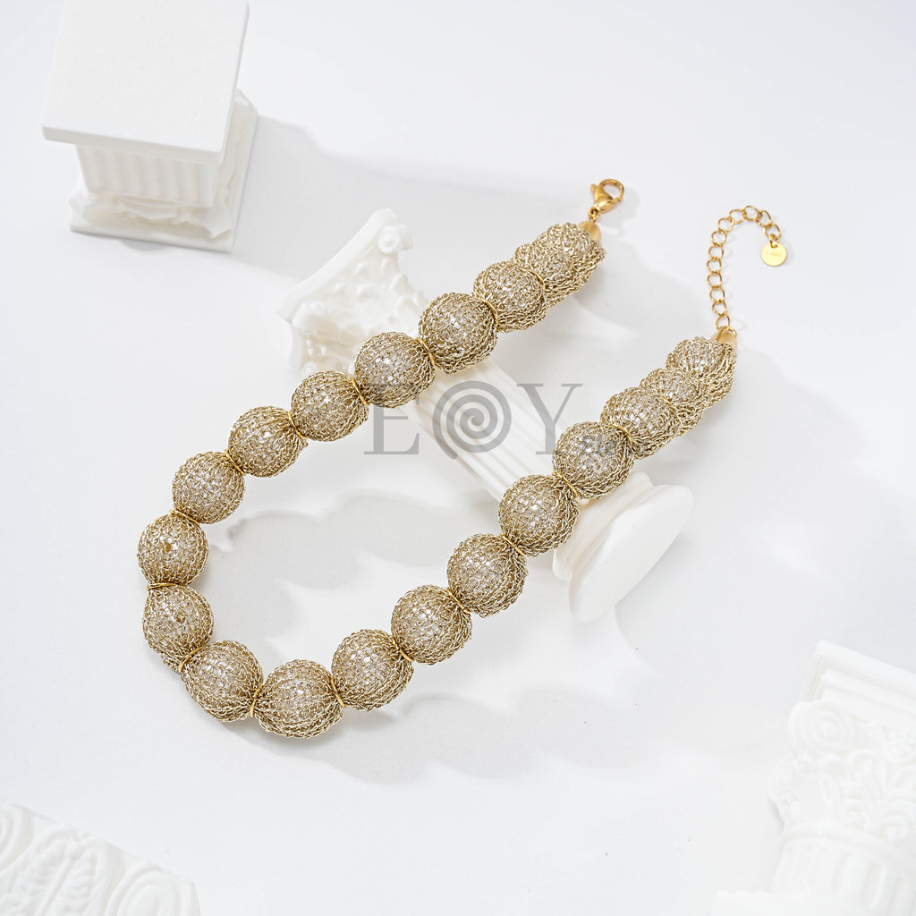 Collar bolas recubierta con malla dorada