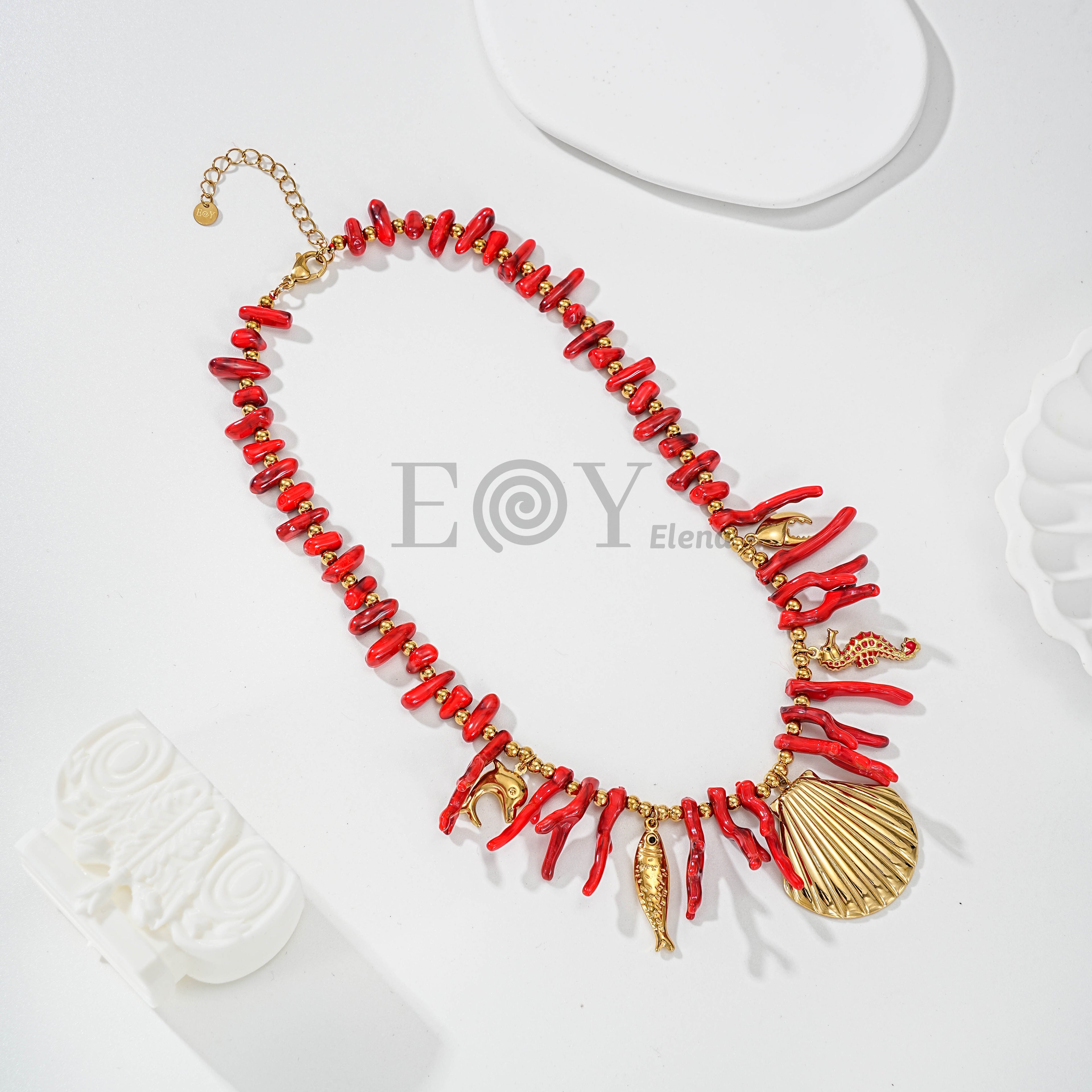 Collar resina y acero con concha y motivos de mar