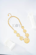 Collar con chapas redondas