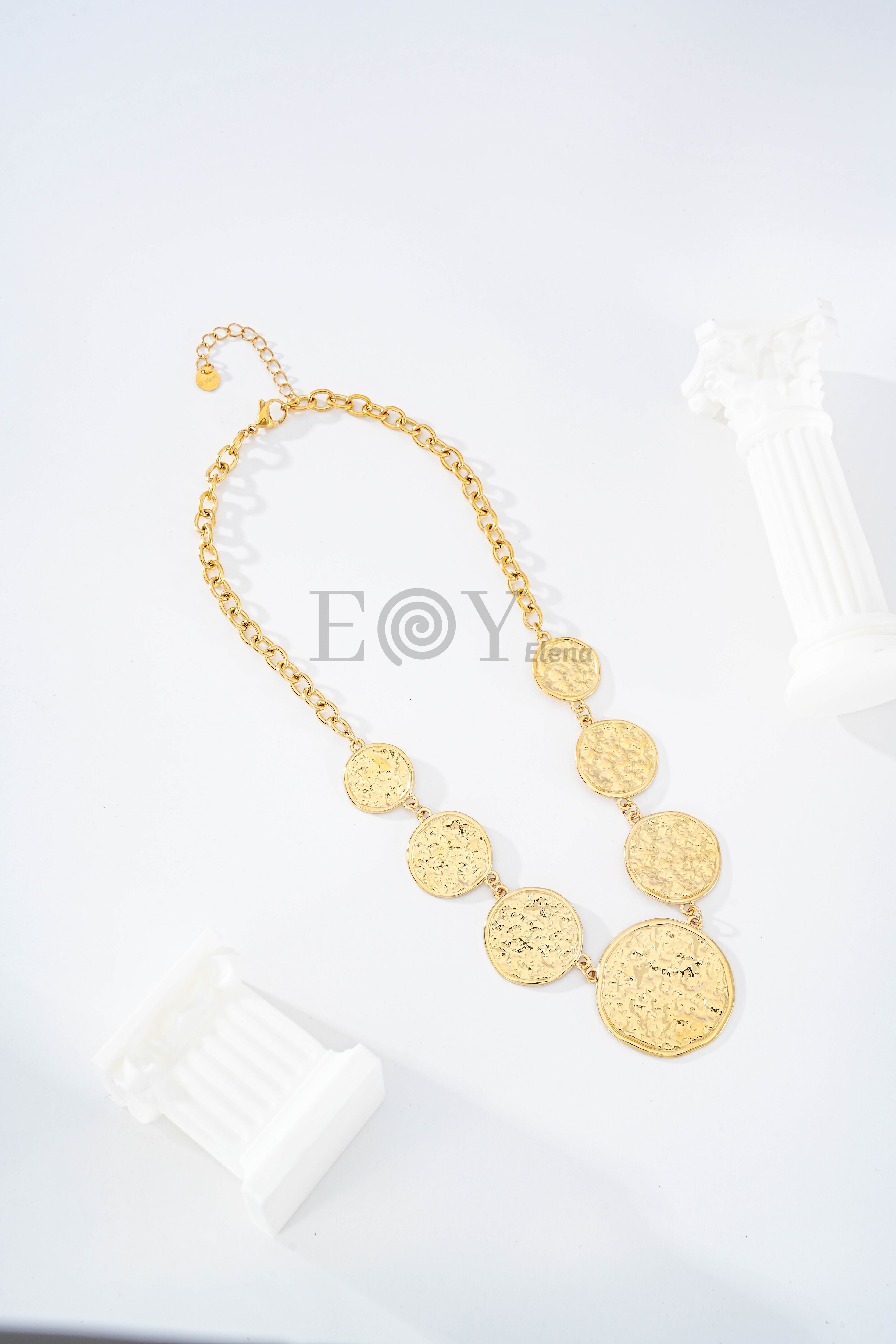Collar con chapas redondas