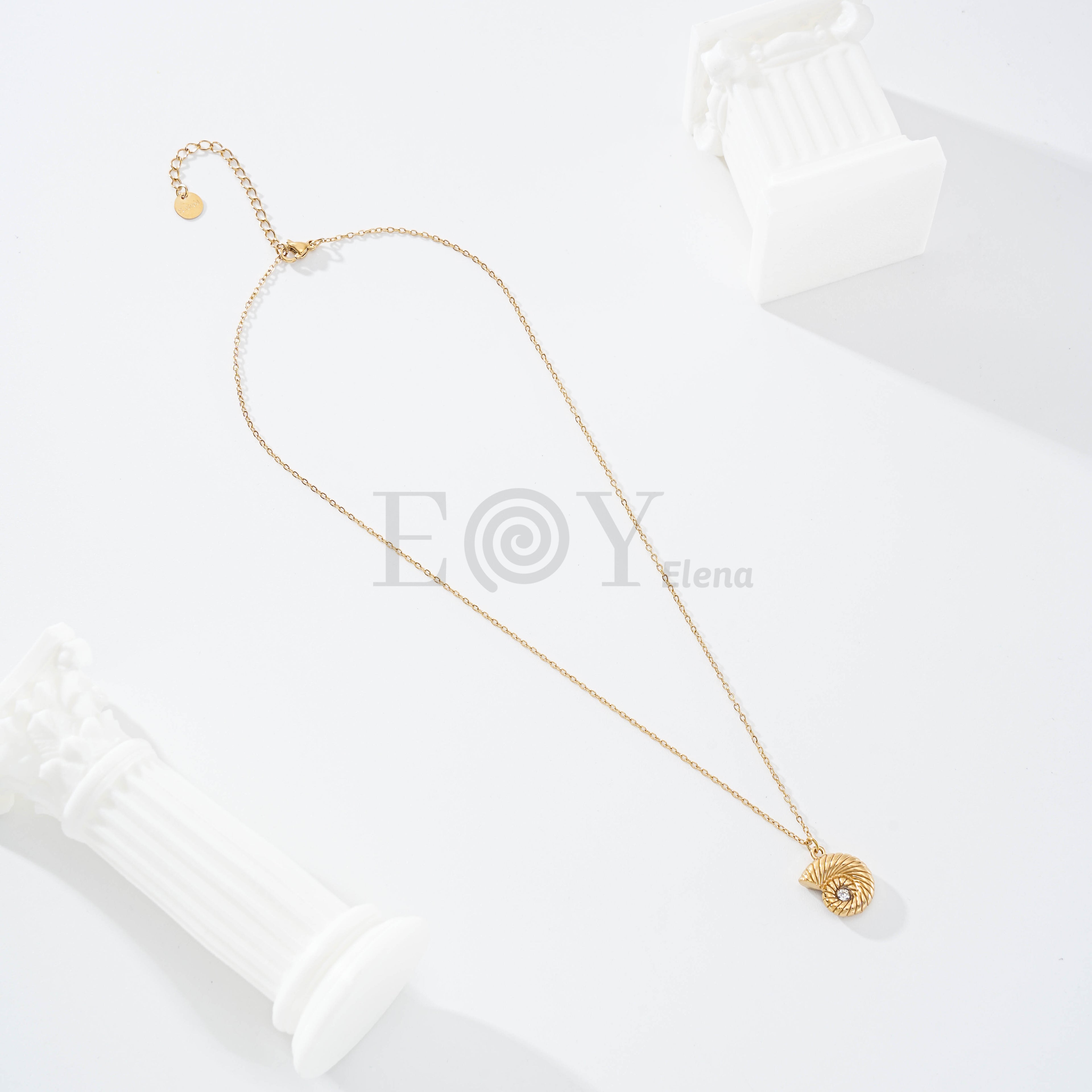 Collar concha con circonita