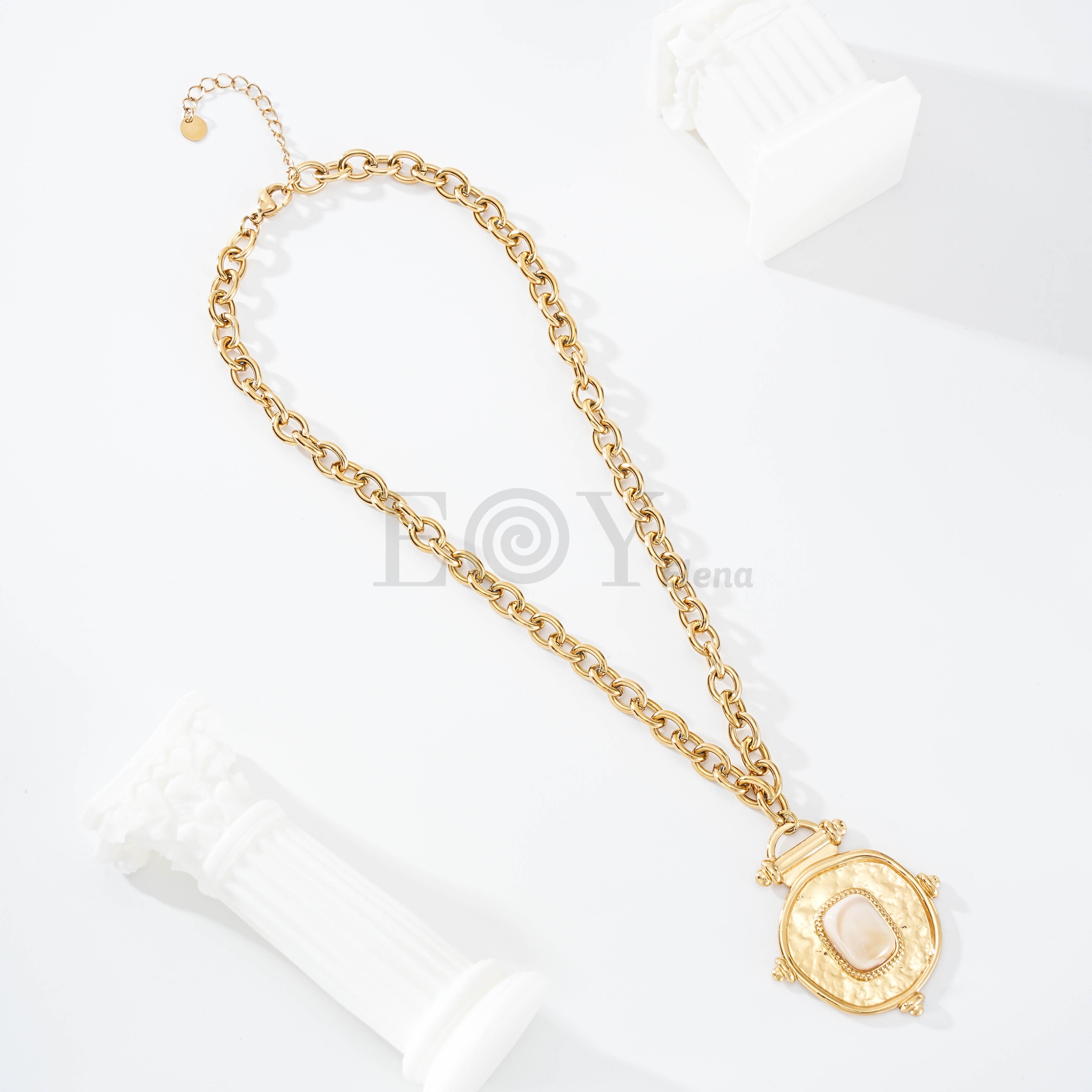 Collar con chapa y piedra central