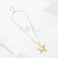 Collar cadena fina con estrella con relieve