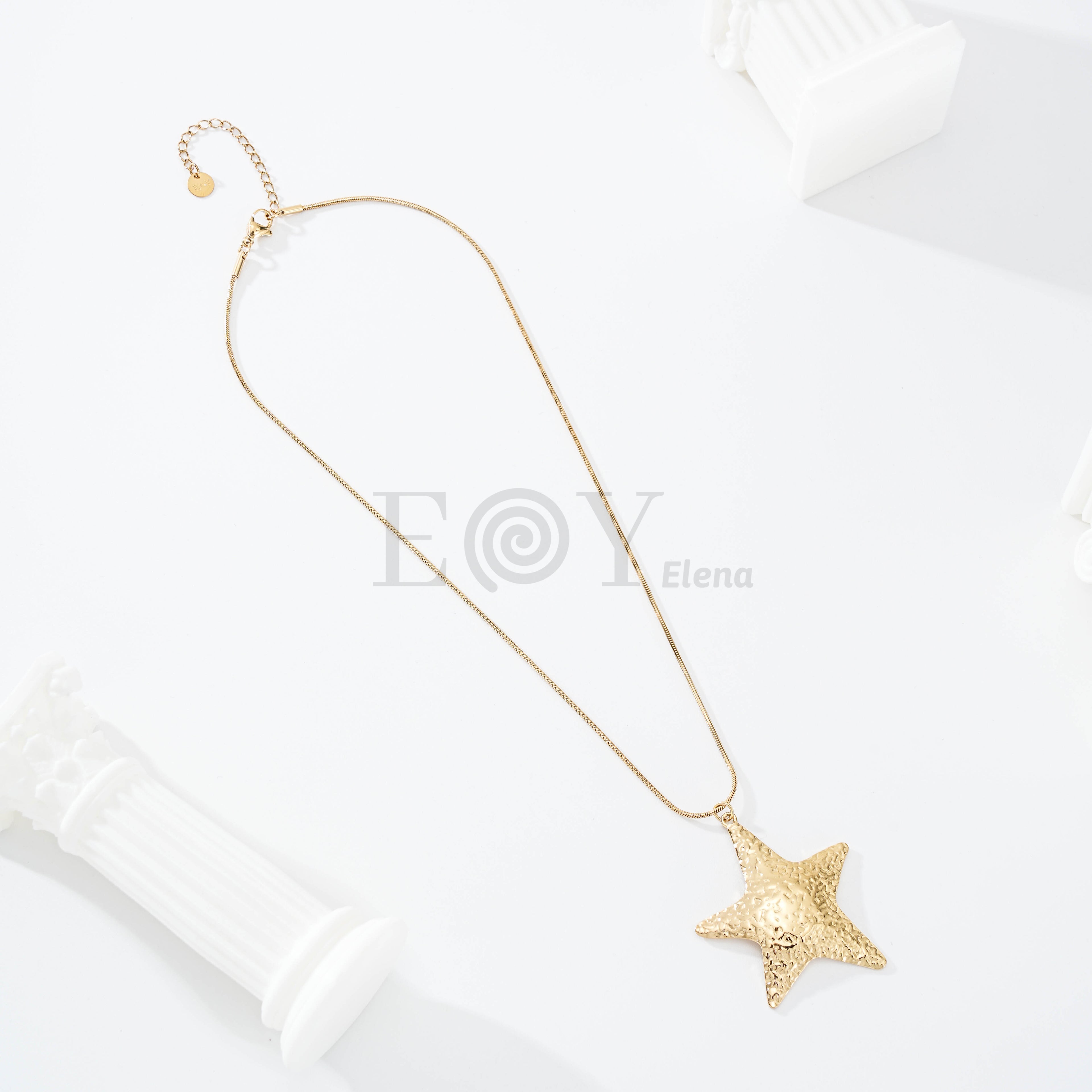 Collar cadena fina con estrella con relieve