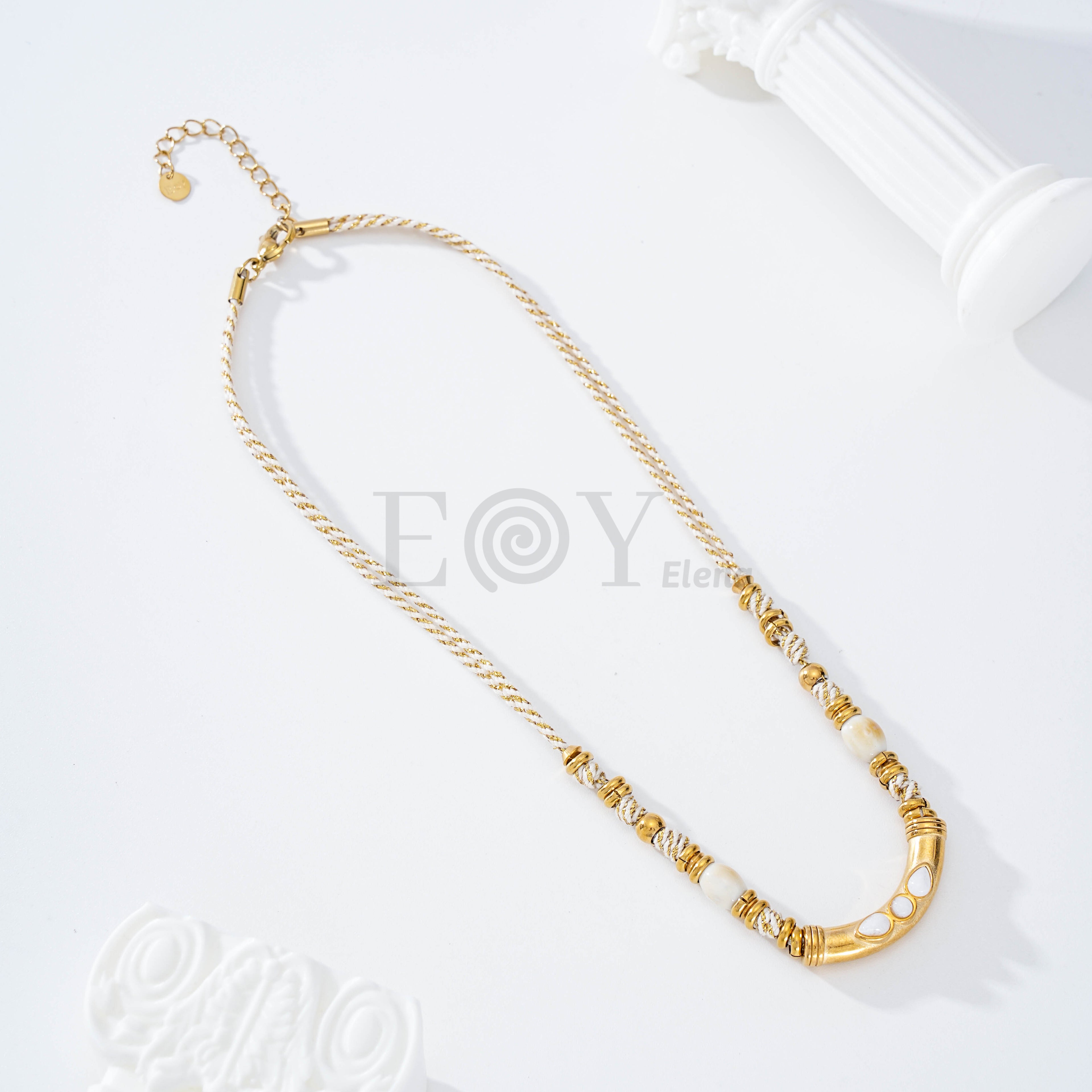 Collar cuerda con detalles dorados