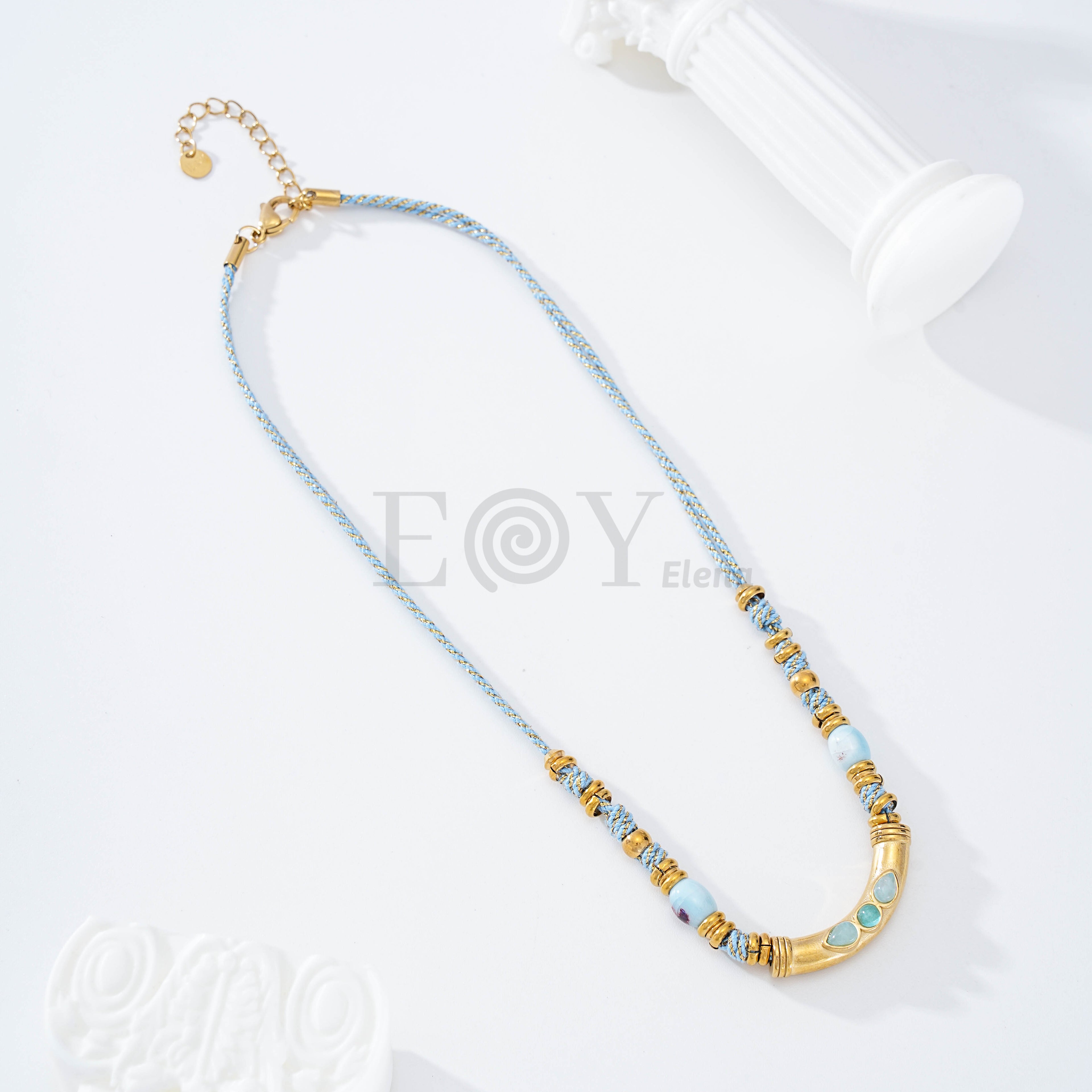 Collar cuerda con detalles dorados