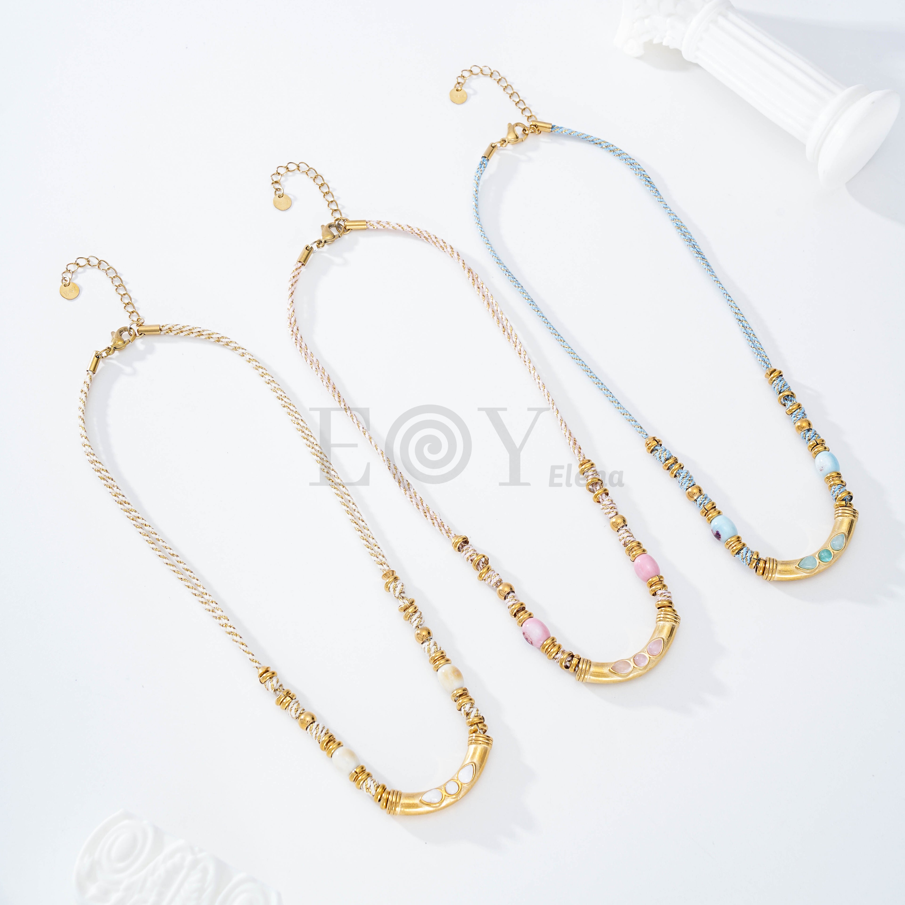 Collar cuerda con detalles dorados