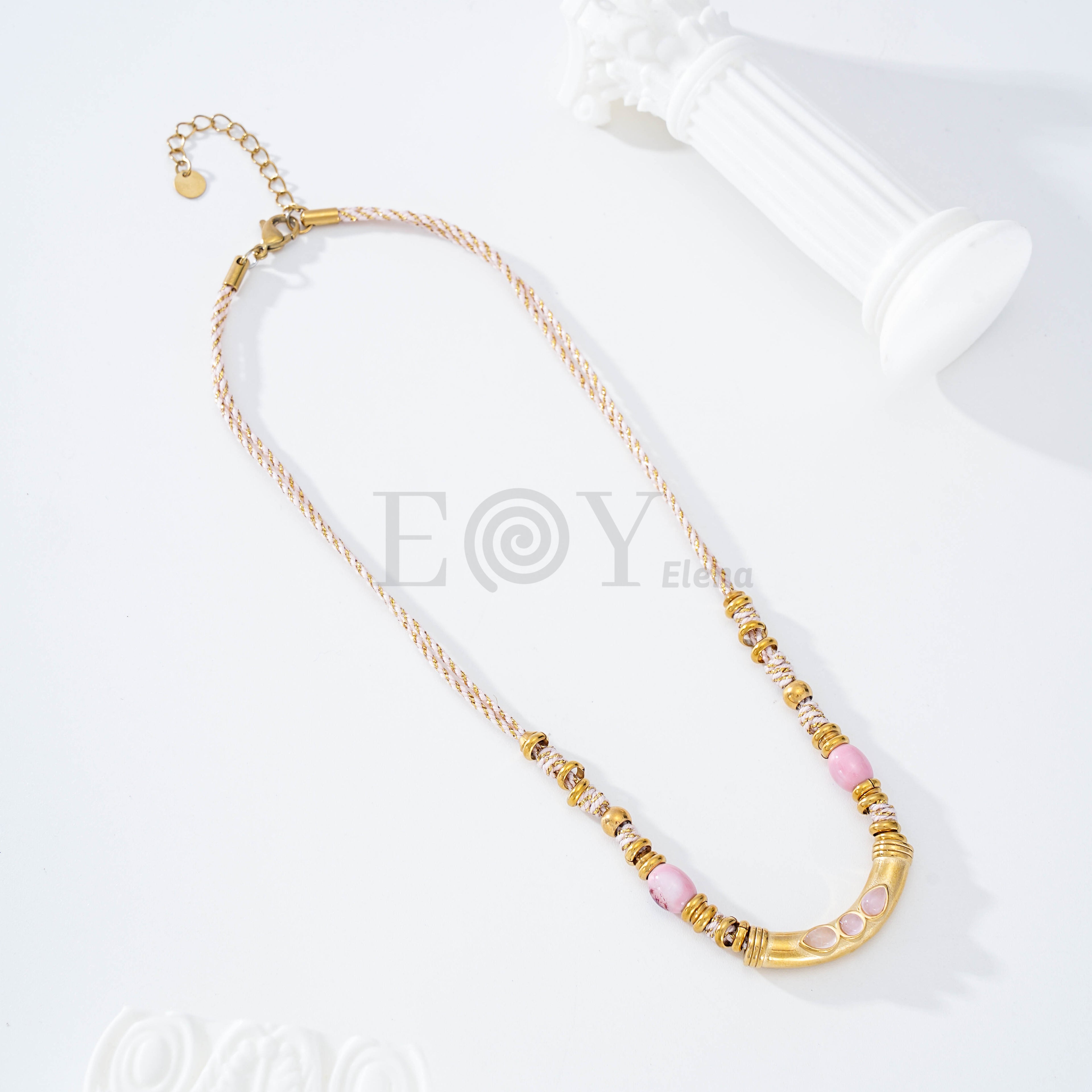 Collar cuerda con detalles dorados