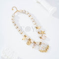 Collar con charms con concha blanca