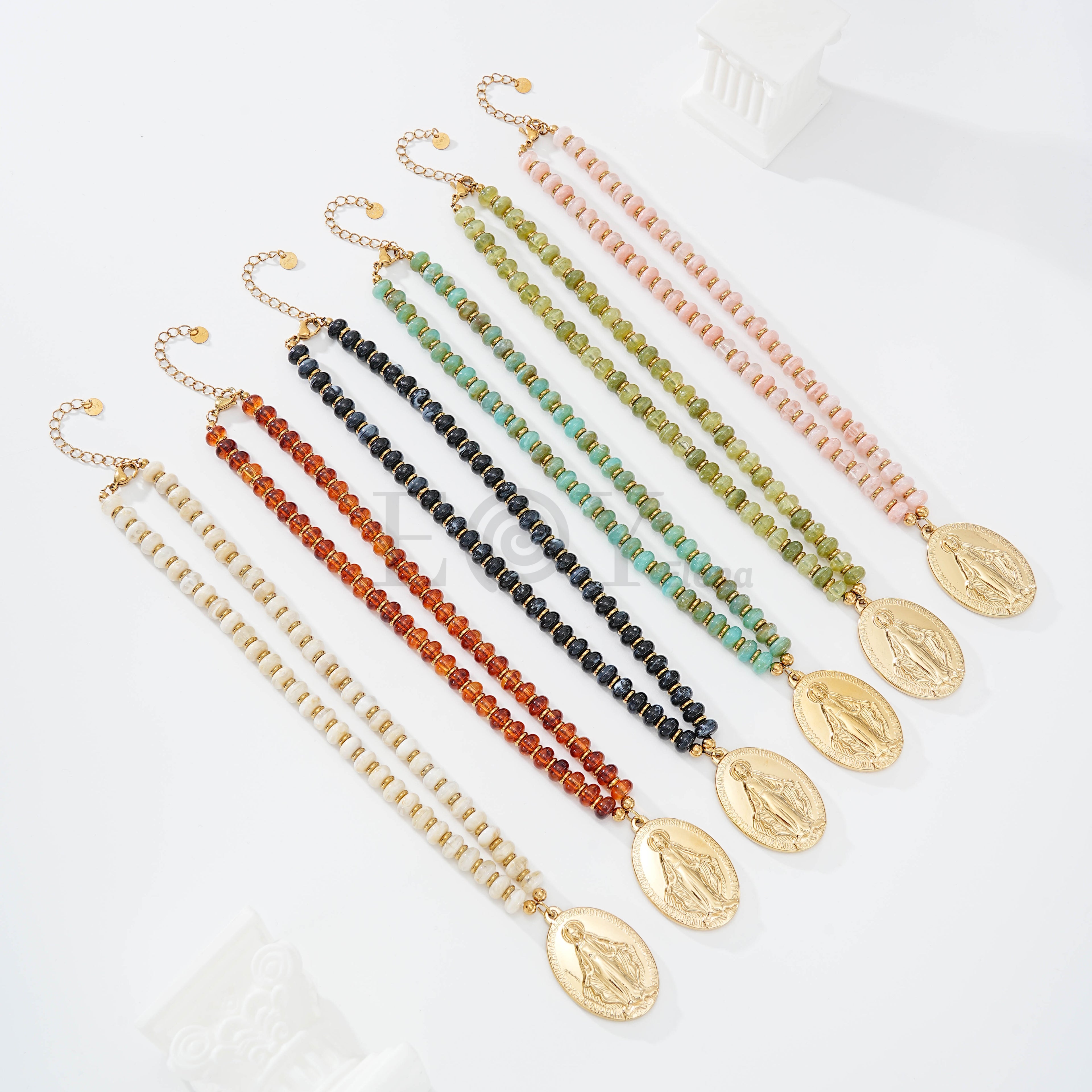Collar piedras colores y medalla virgen