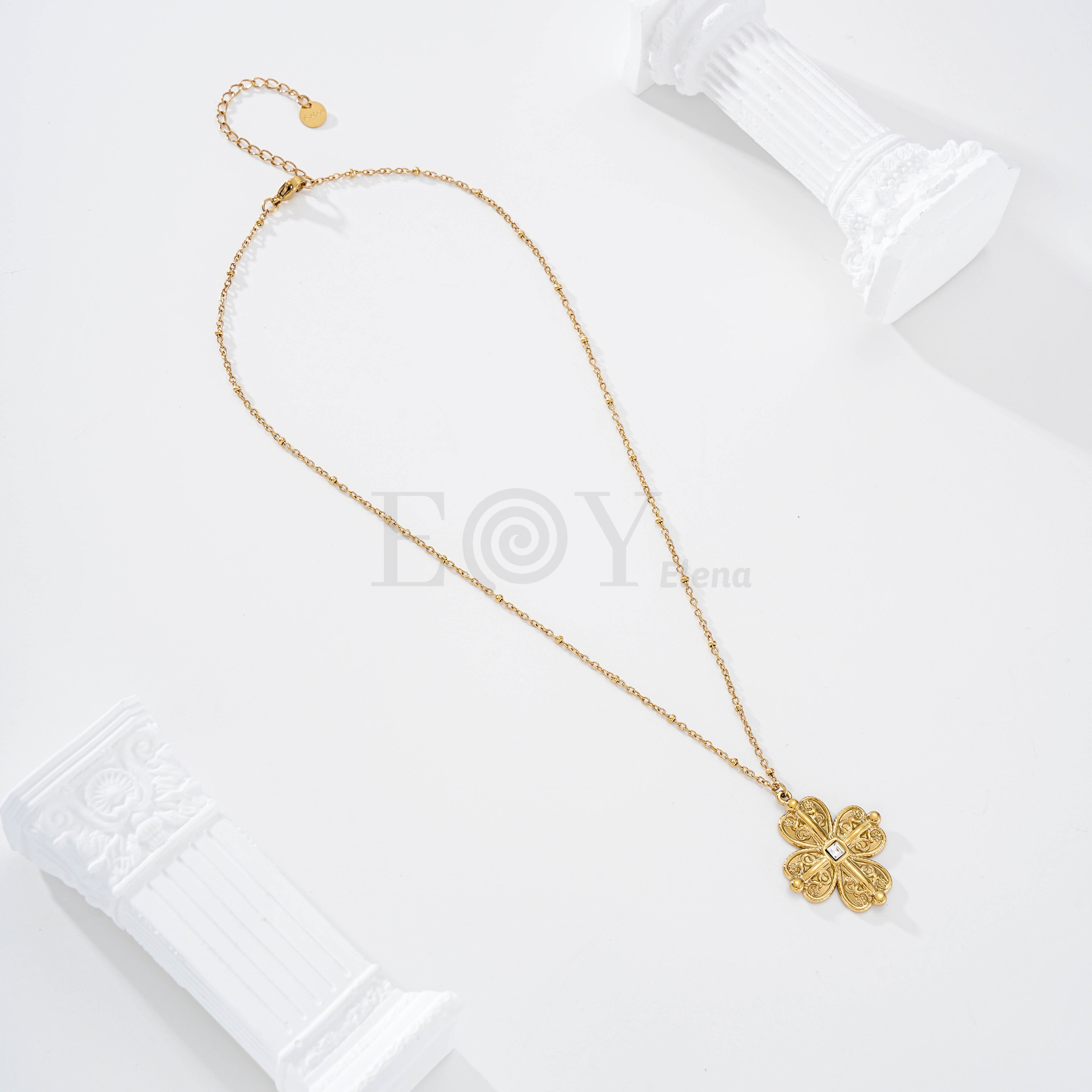 Collar trébol con circonita