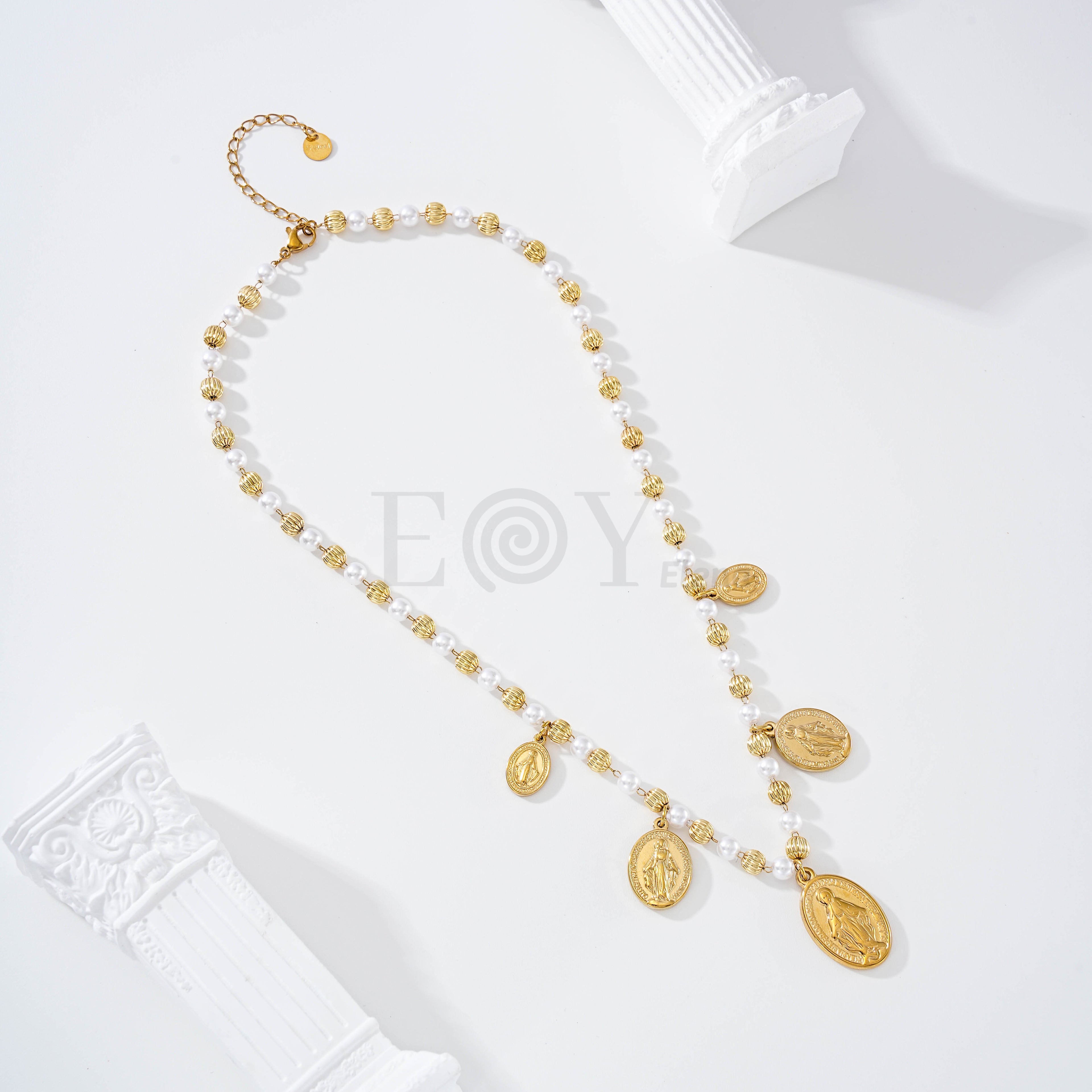 Collar perlas y chapas vírgenes