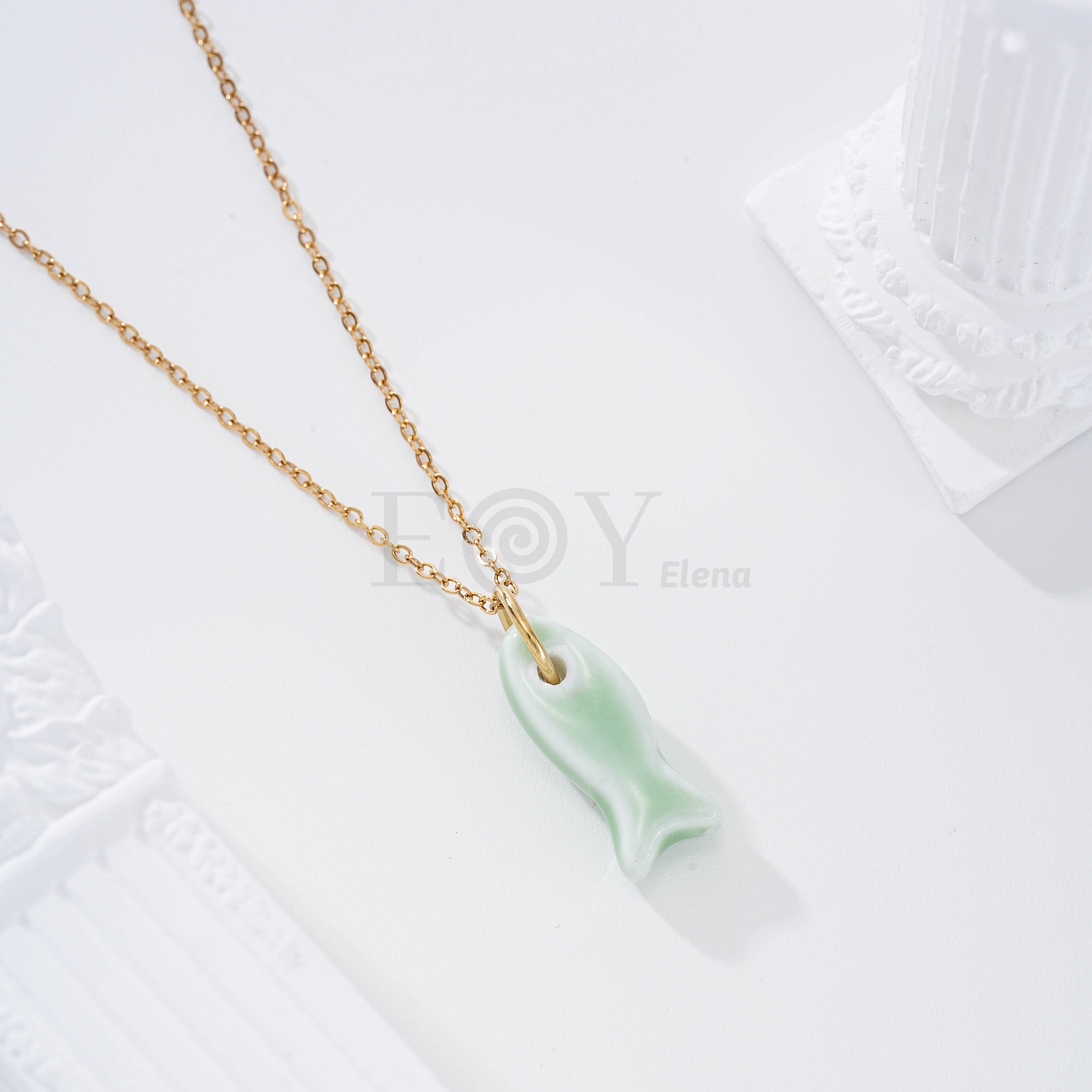 Collar con pez color