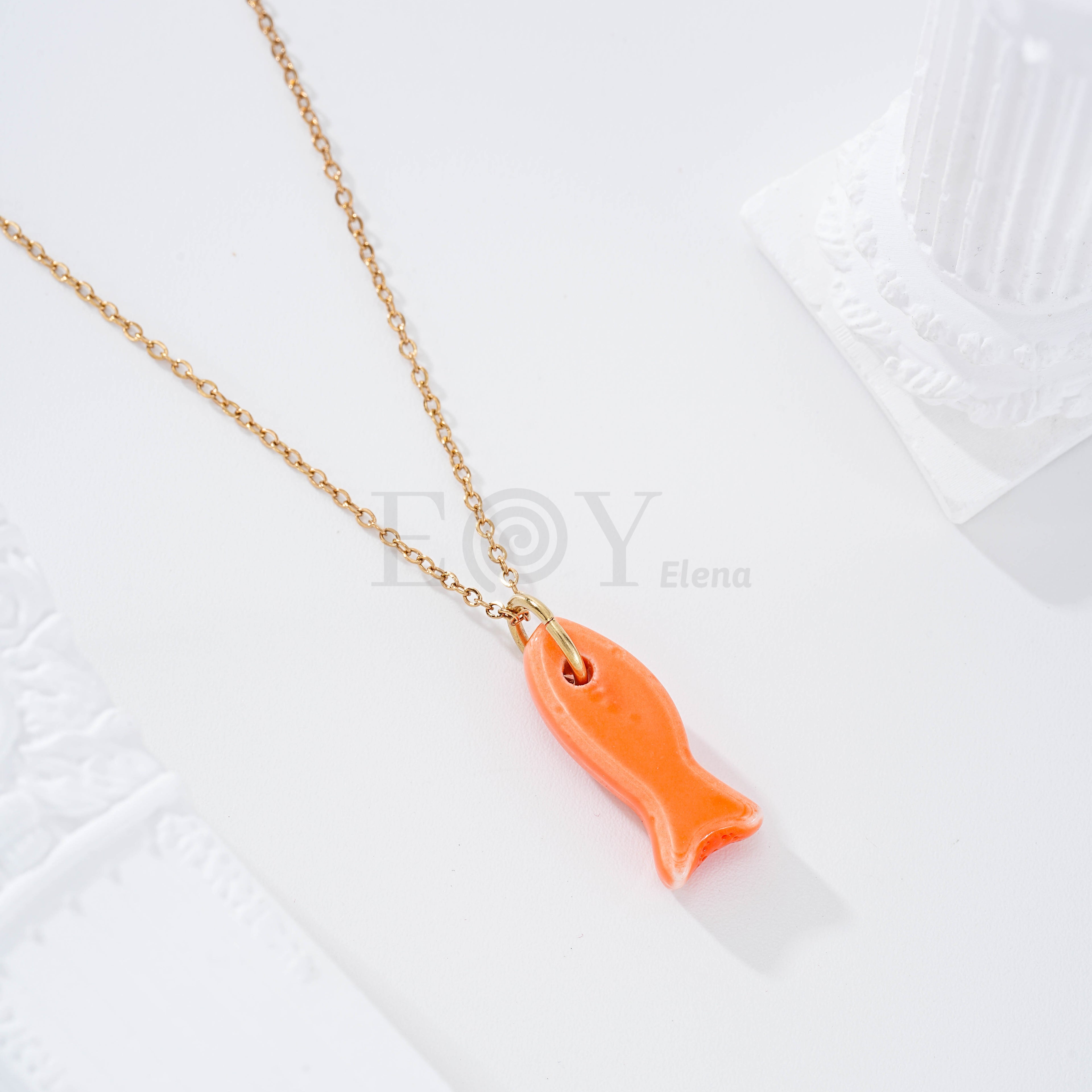 Collar con pez color