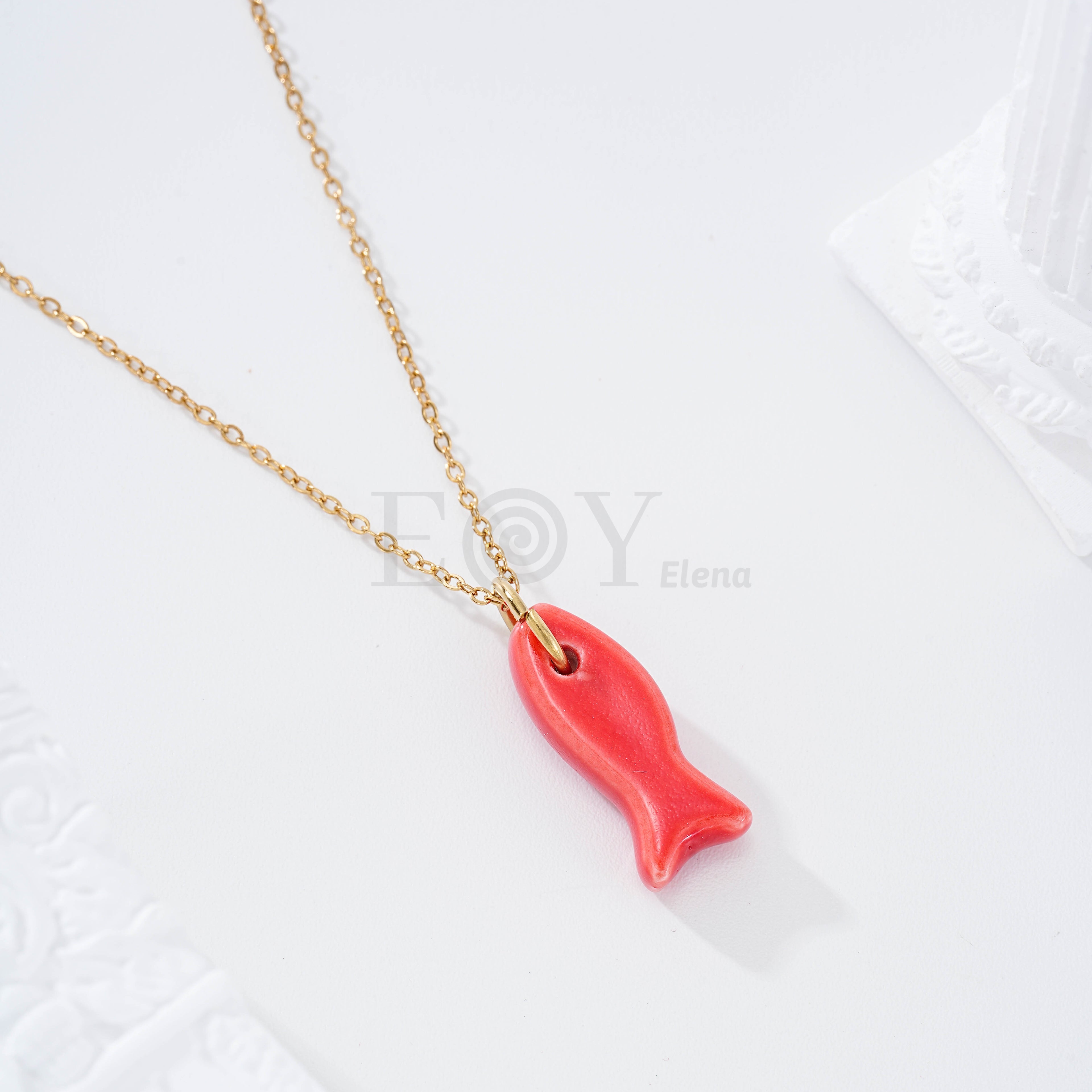 Collar con pez color