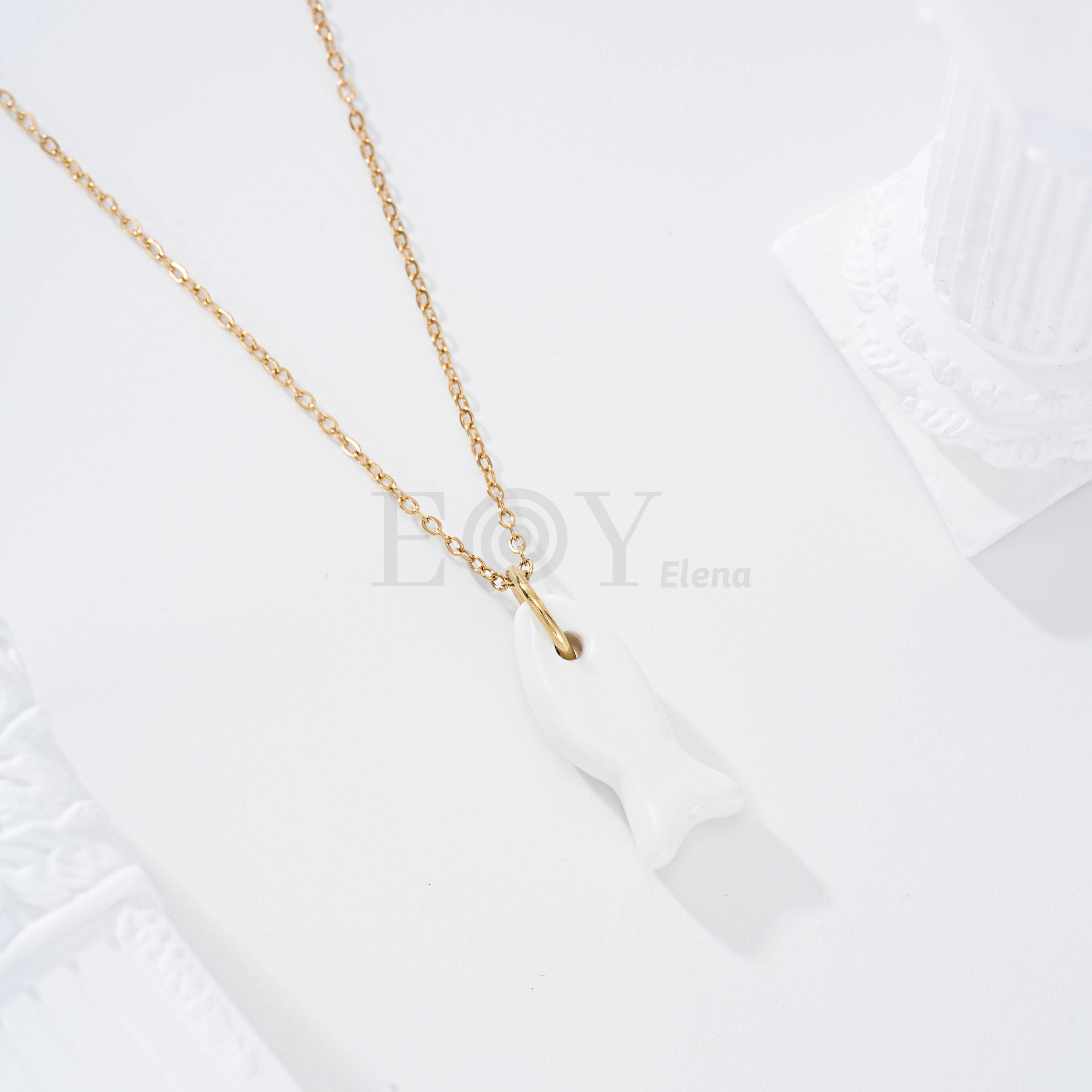 Collar con pez color