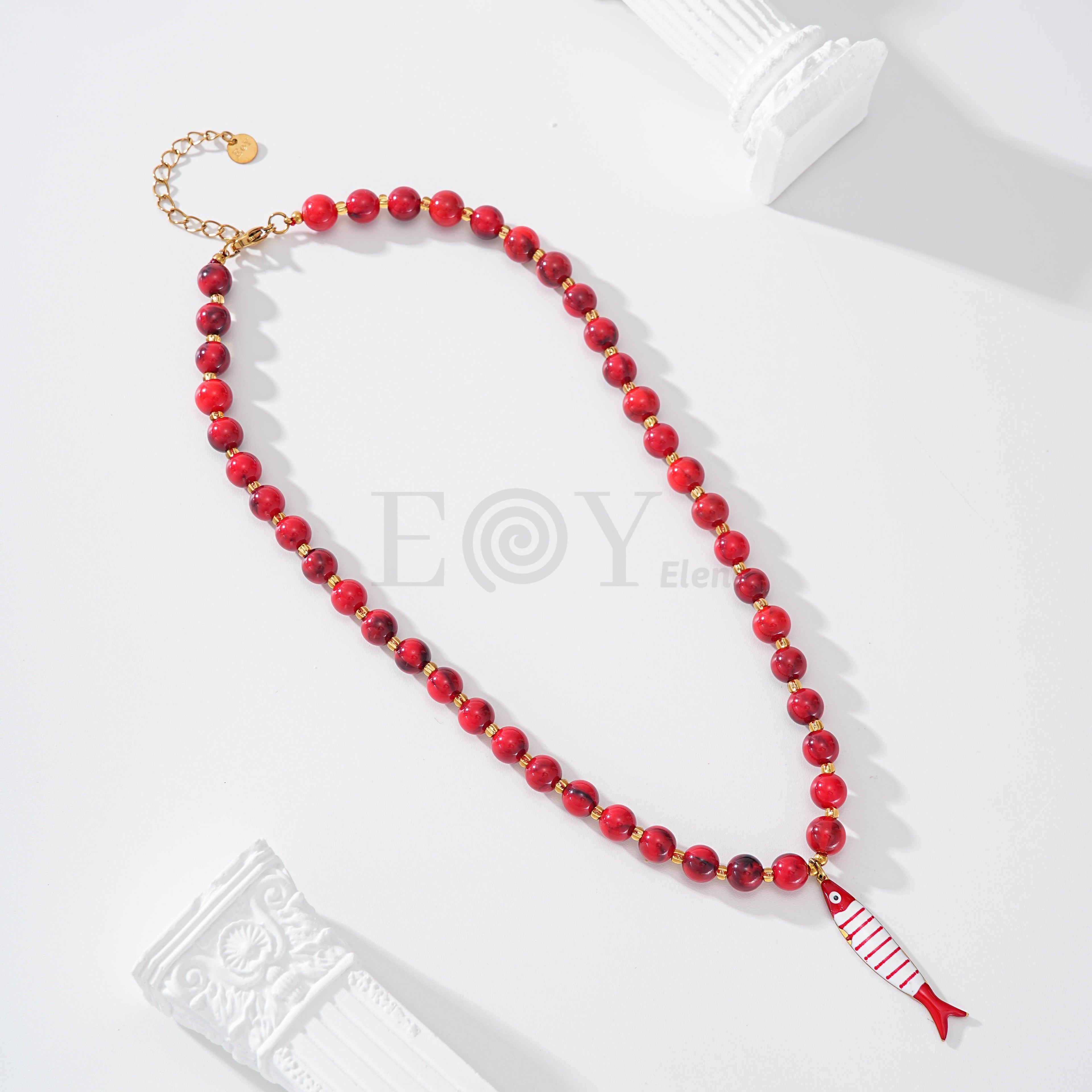 Collar de cadena roja y pez rojo