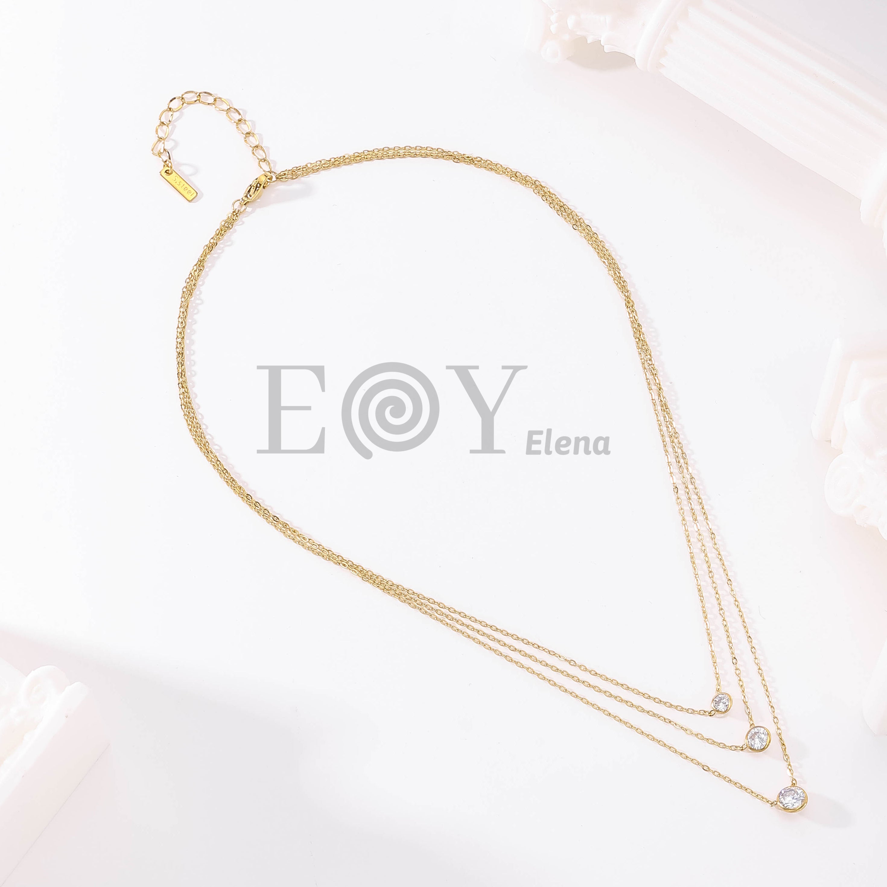 Collar Triple Cadena con Circonitas de Acero Inoxidable Dorado