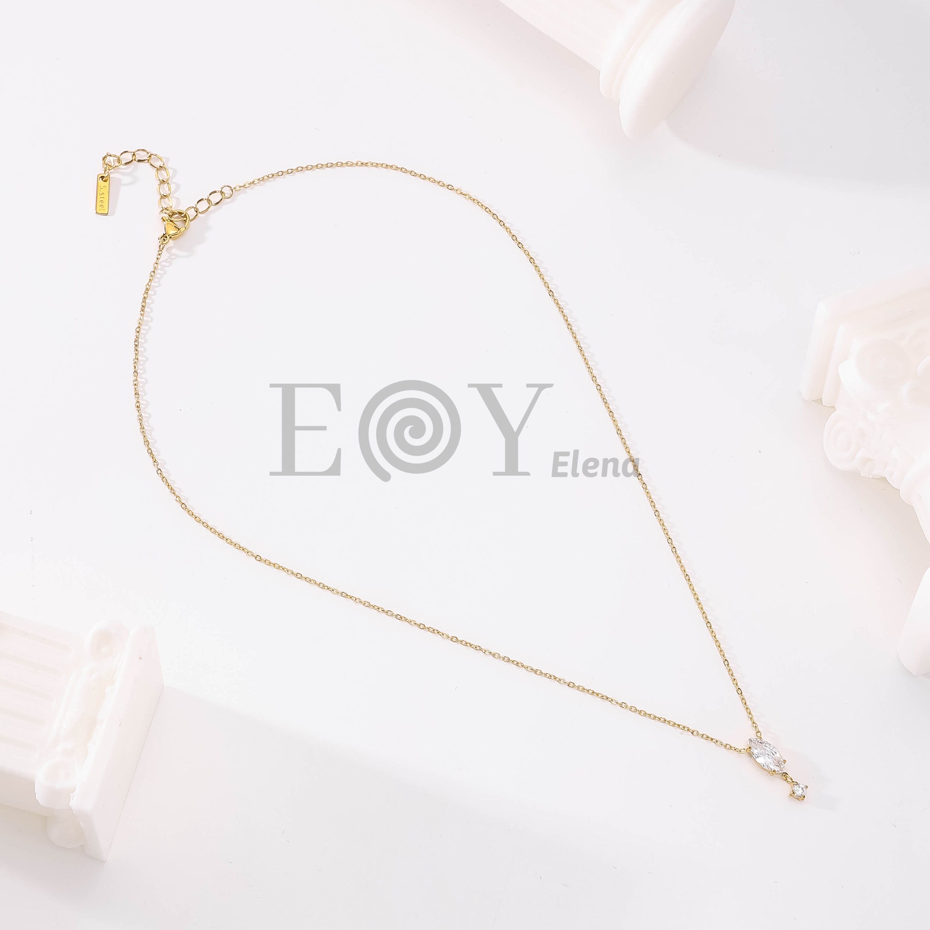 Collar Minimalista con Circonita Marquesa de Acero Inoxidable Dorado
