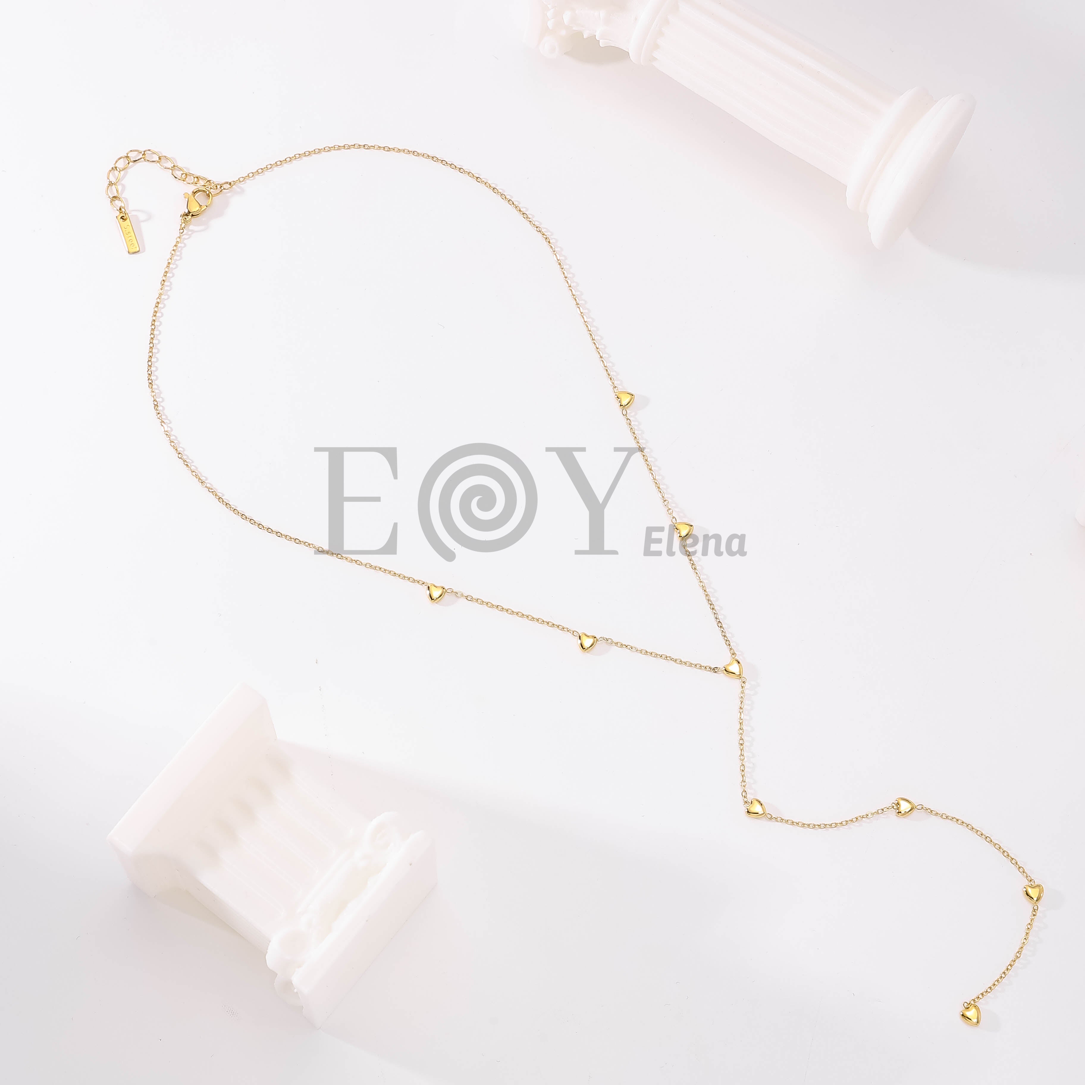 Collar Largo Y con Corazones de Acero Inoxidable Dorado