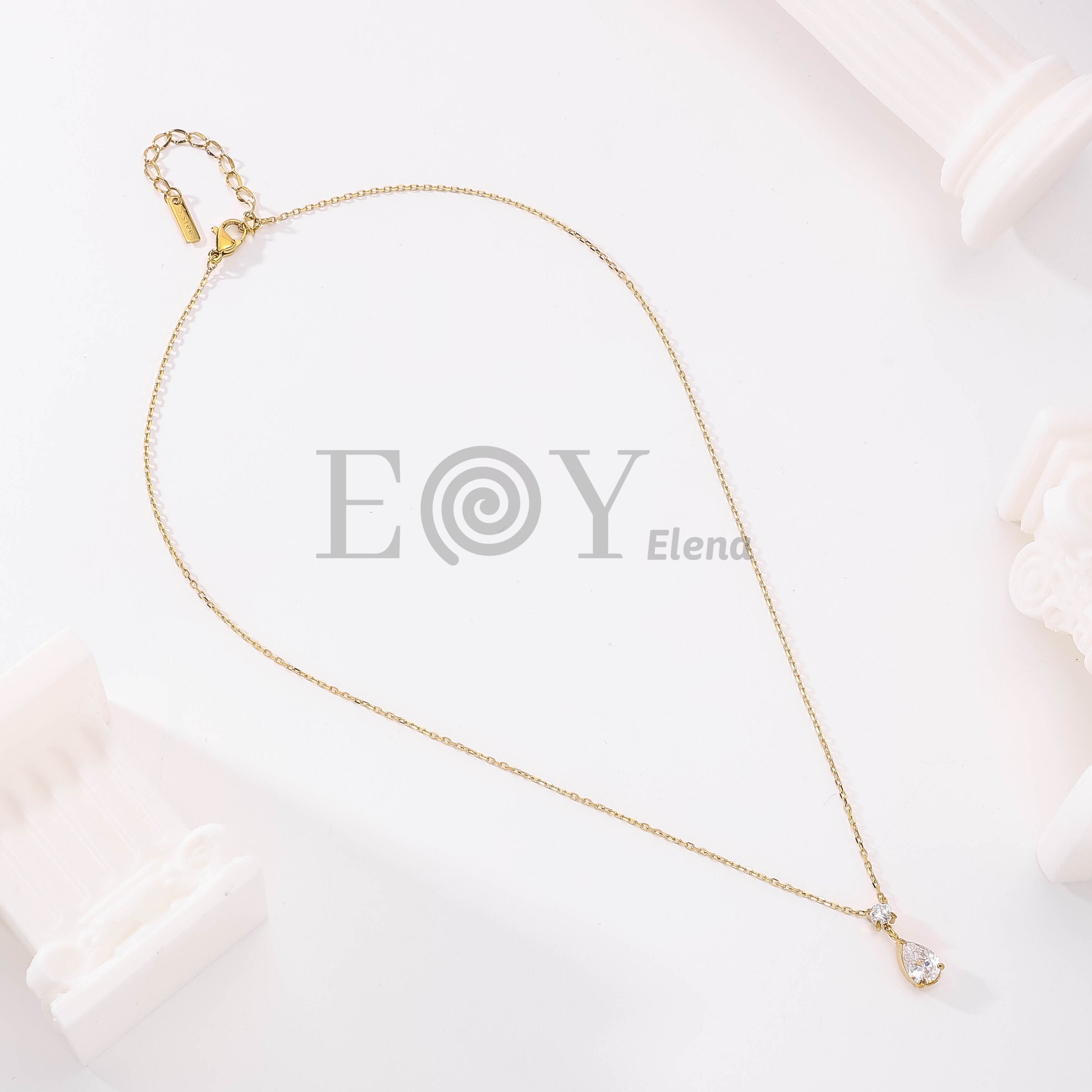 Collar con Colgante Gota de Circonita de Acero Inoxidable Dorado