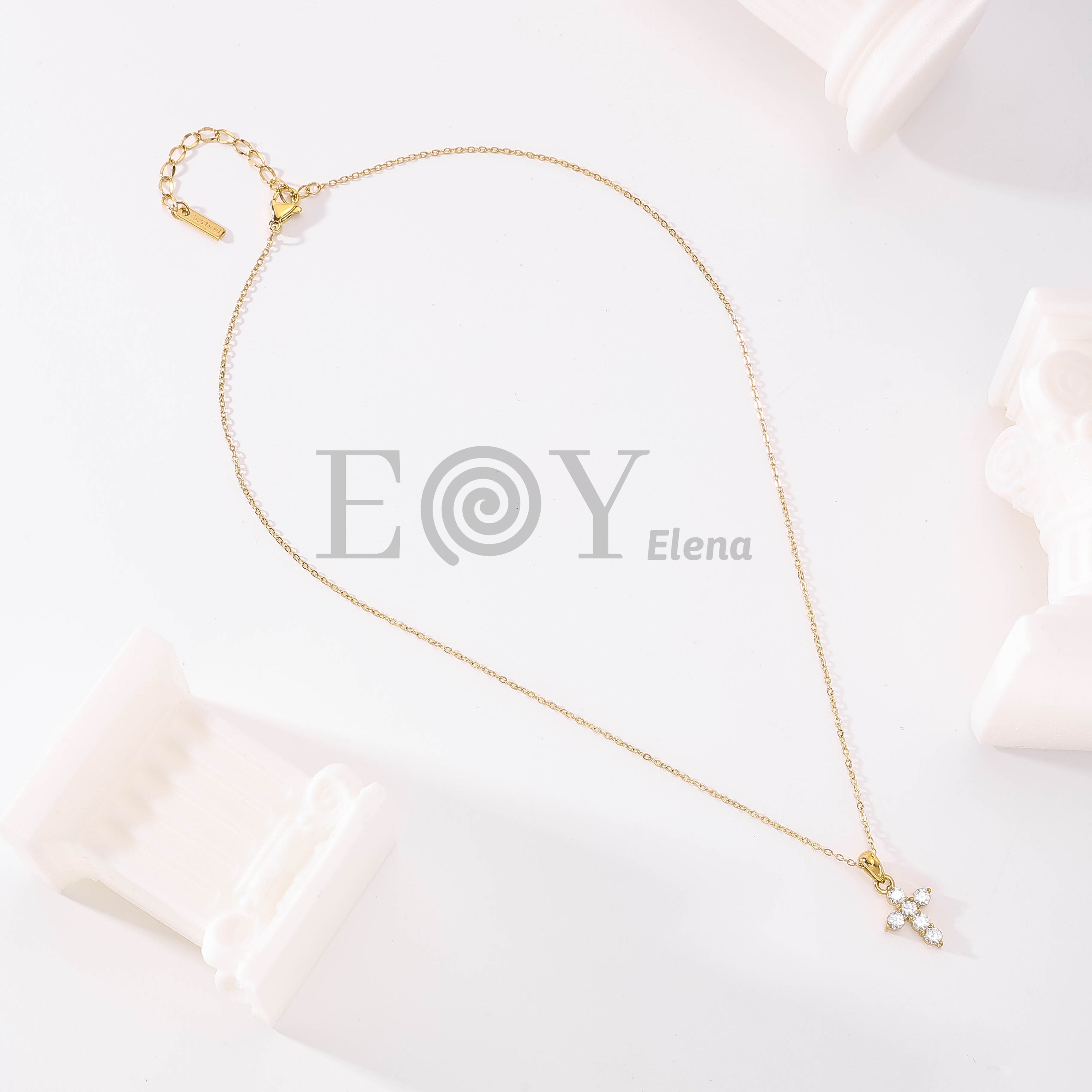 Collar Minimalista Cruz de Circonitas en Acero Inoxidable Dorado