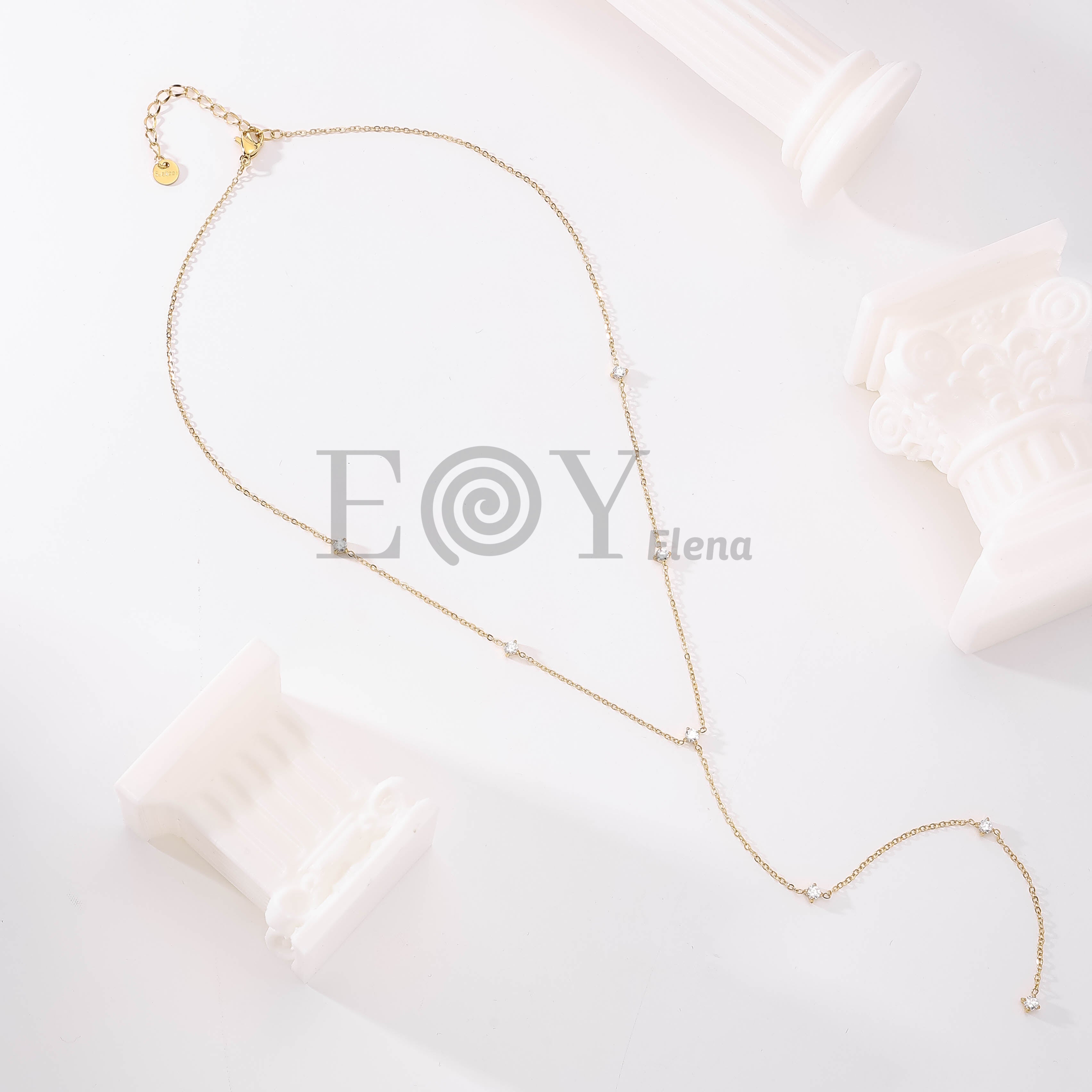 Collar Largo Y con Circonitas de Acero Inoxidable Dorado
