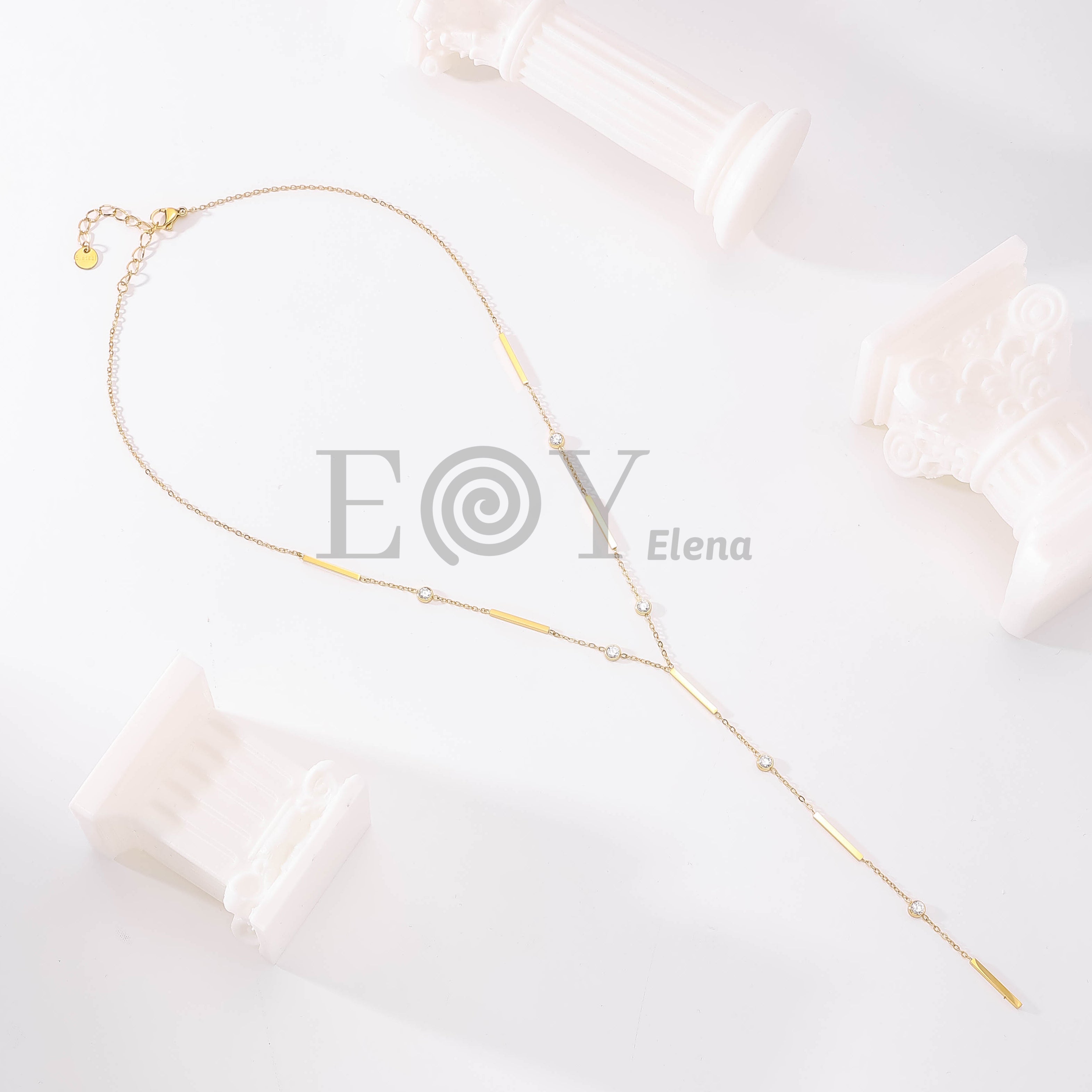 Collar Largo Y Geométrico con Circonitas de Acero Inoxidable Dorado