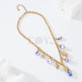 Collar charms blancos con estampado azul