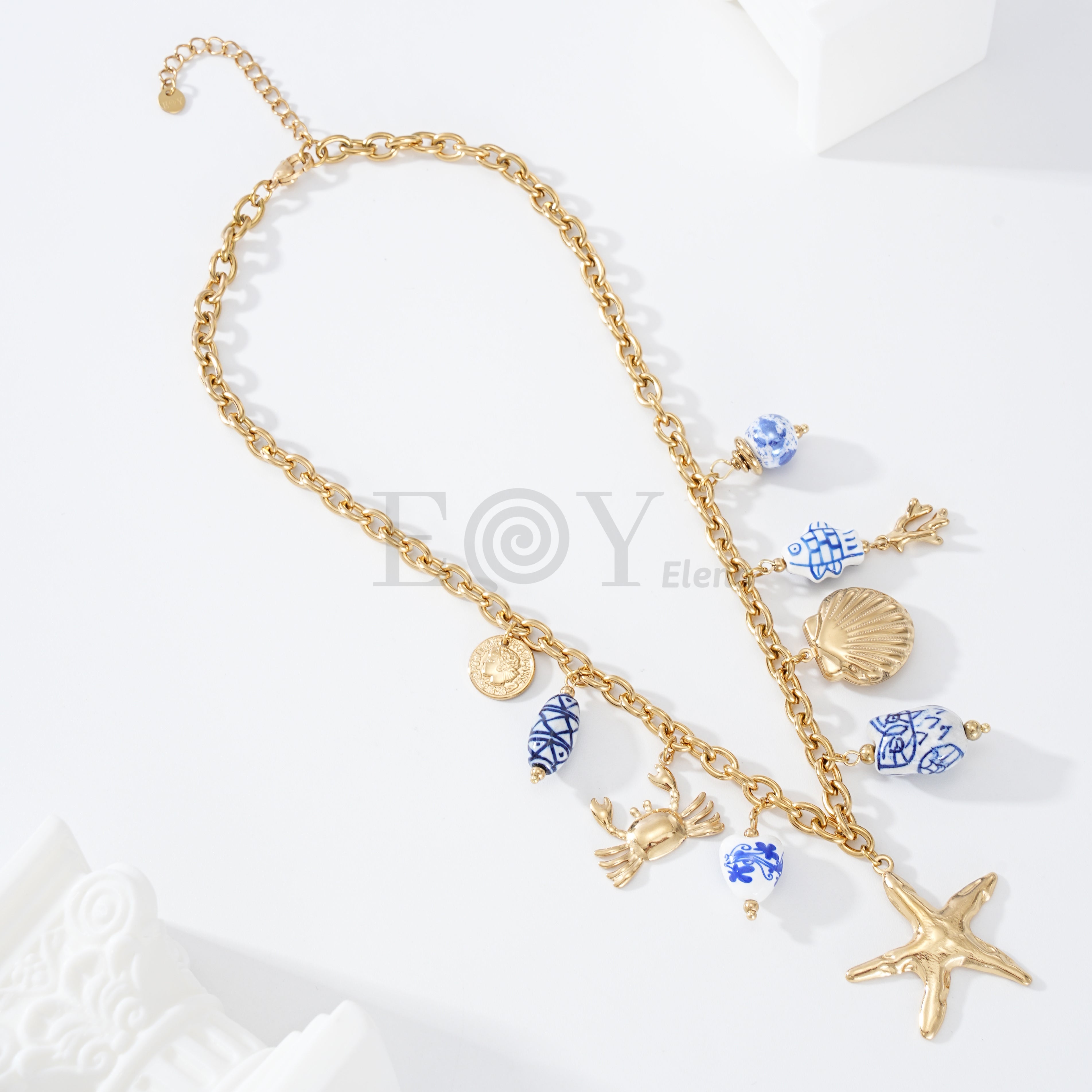 Collar estrella con charms marinos y blancos