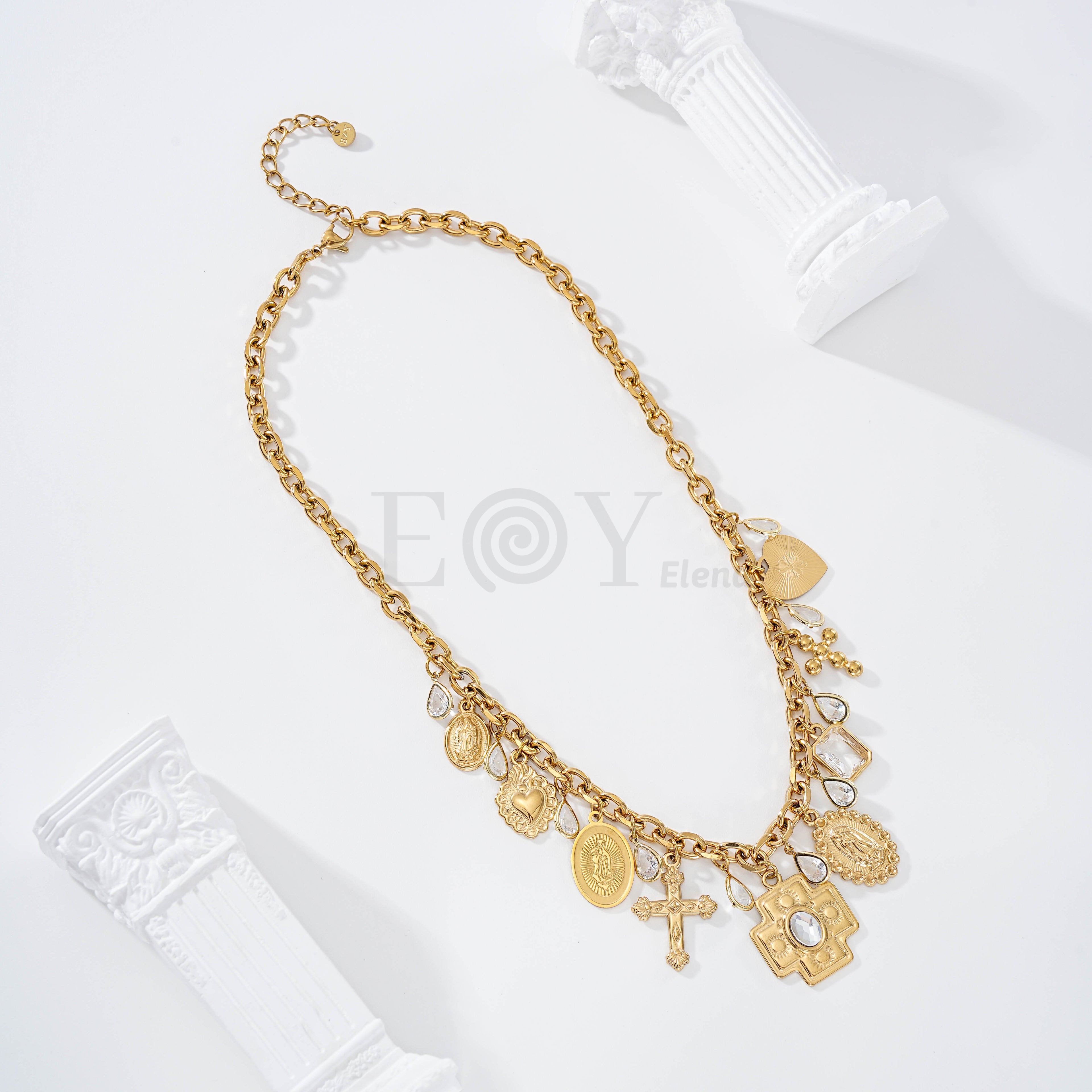 Collar con charms religiosos