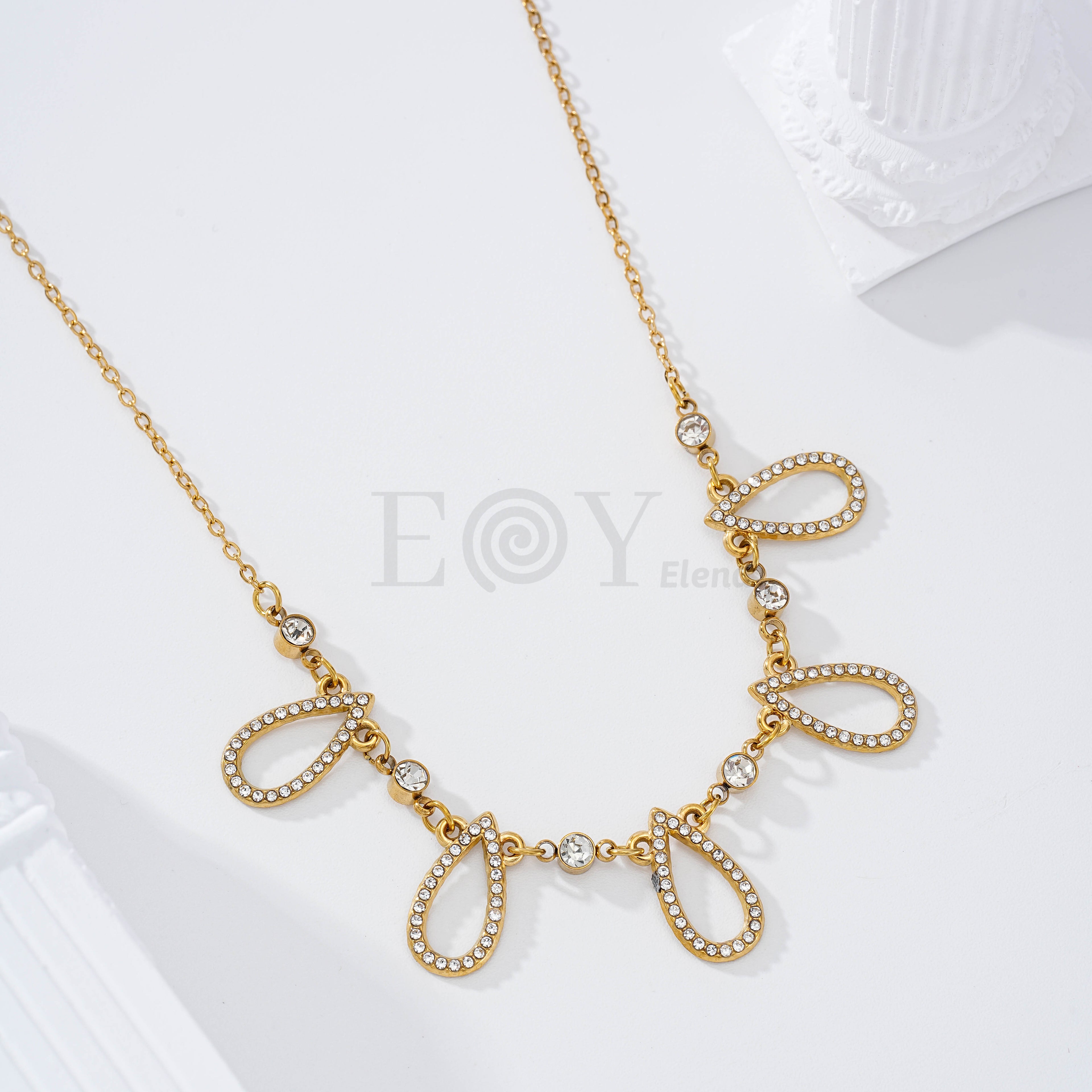 Collar con formas y piedras