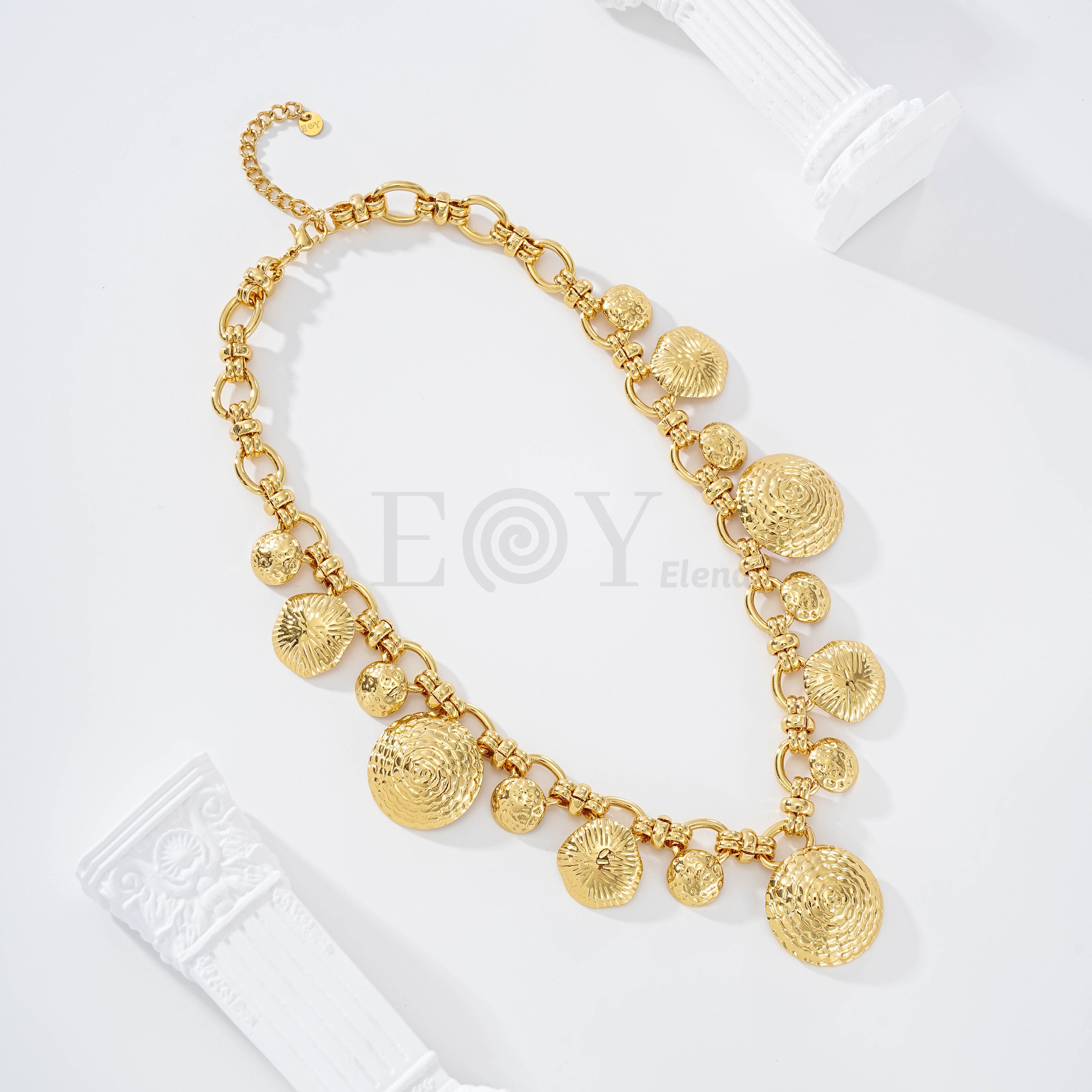 Collar con chapas grandes