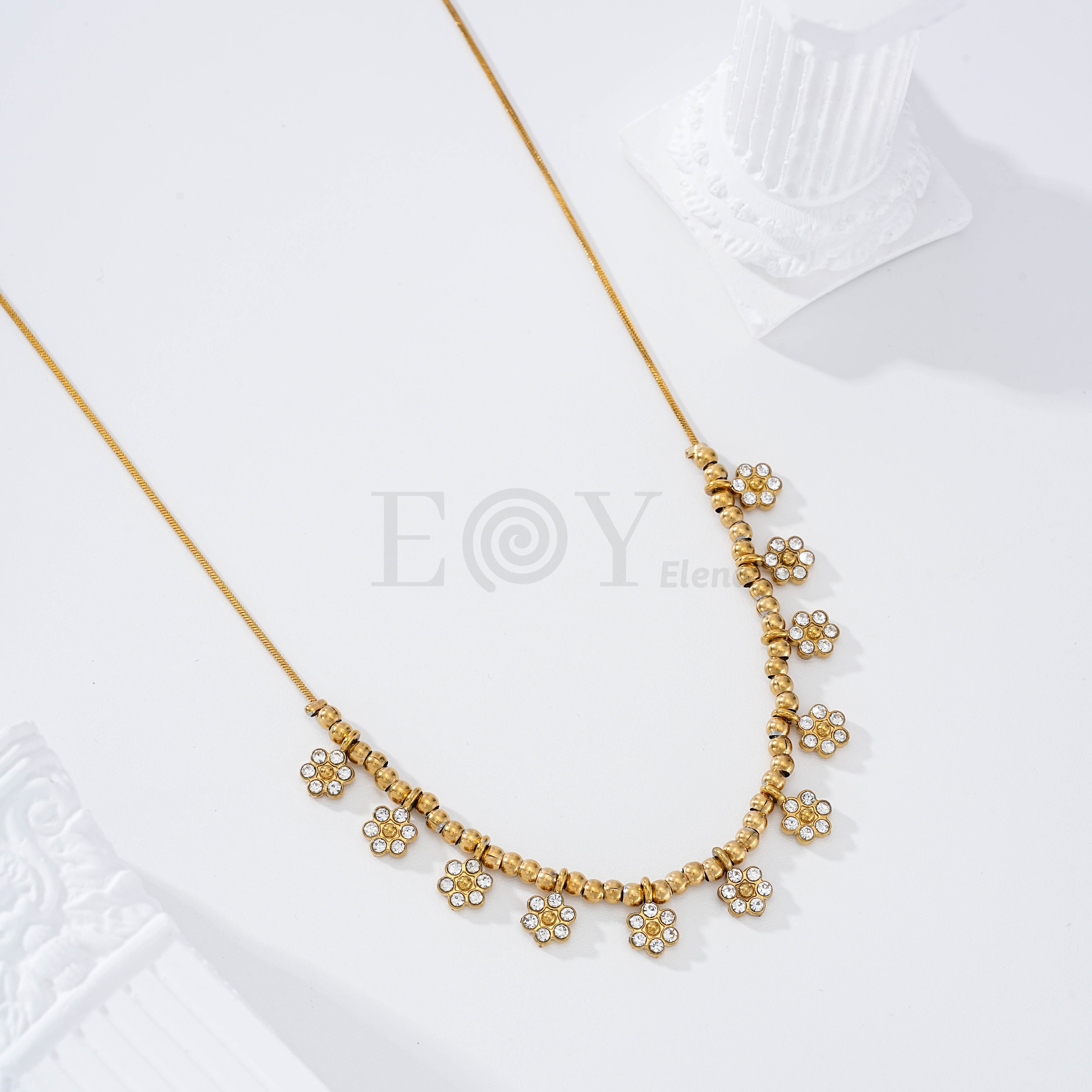 Collar con flores circonitas