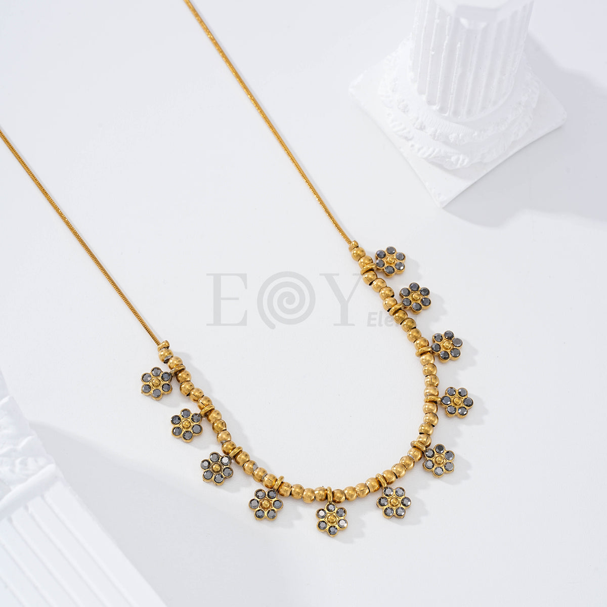 Collar con flores circonitas