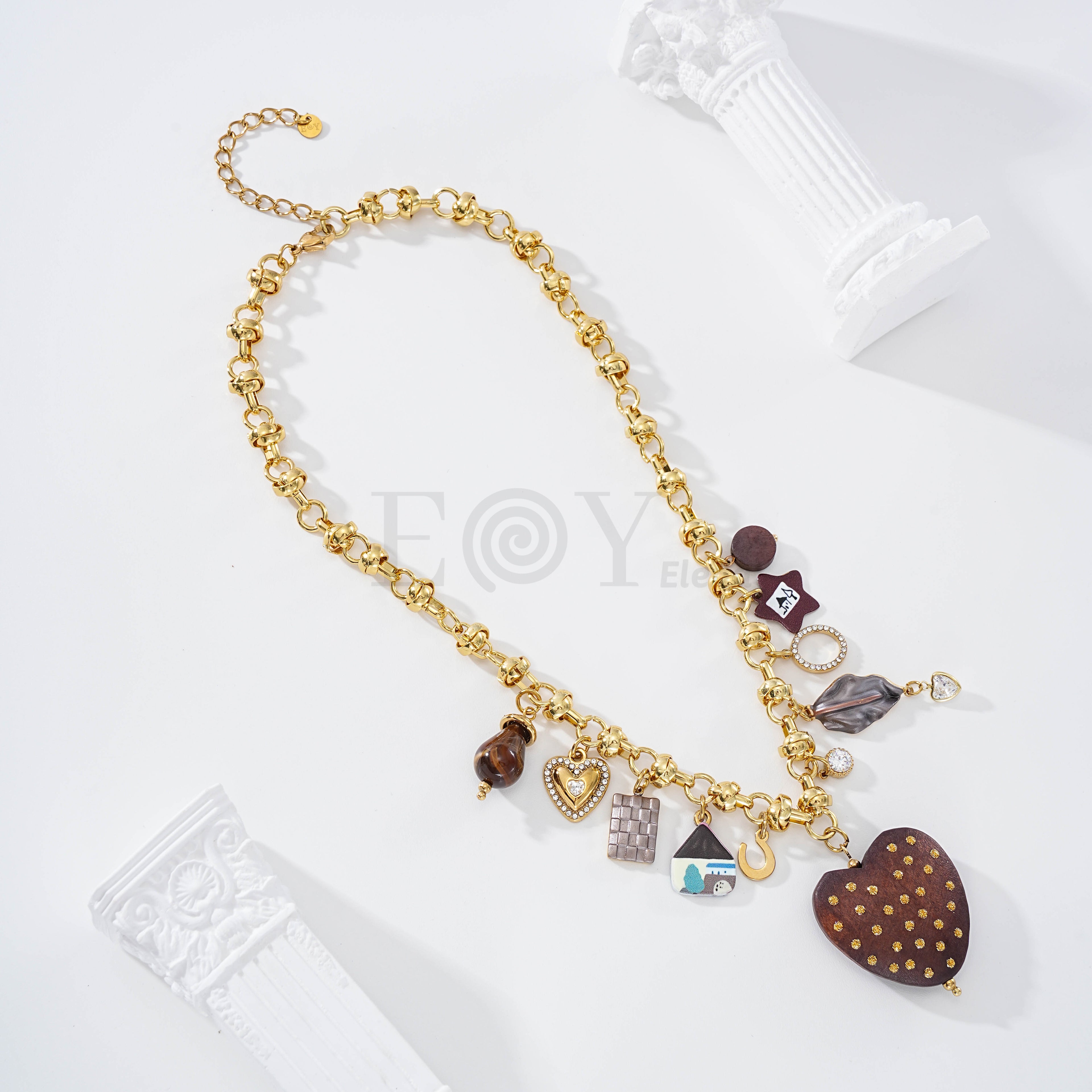 Collar con corazón y chapas marrones