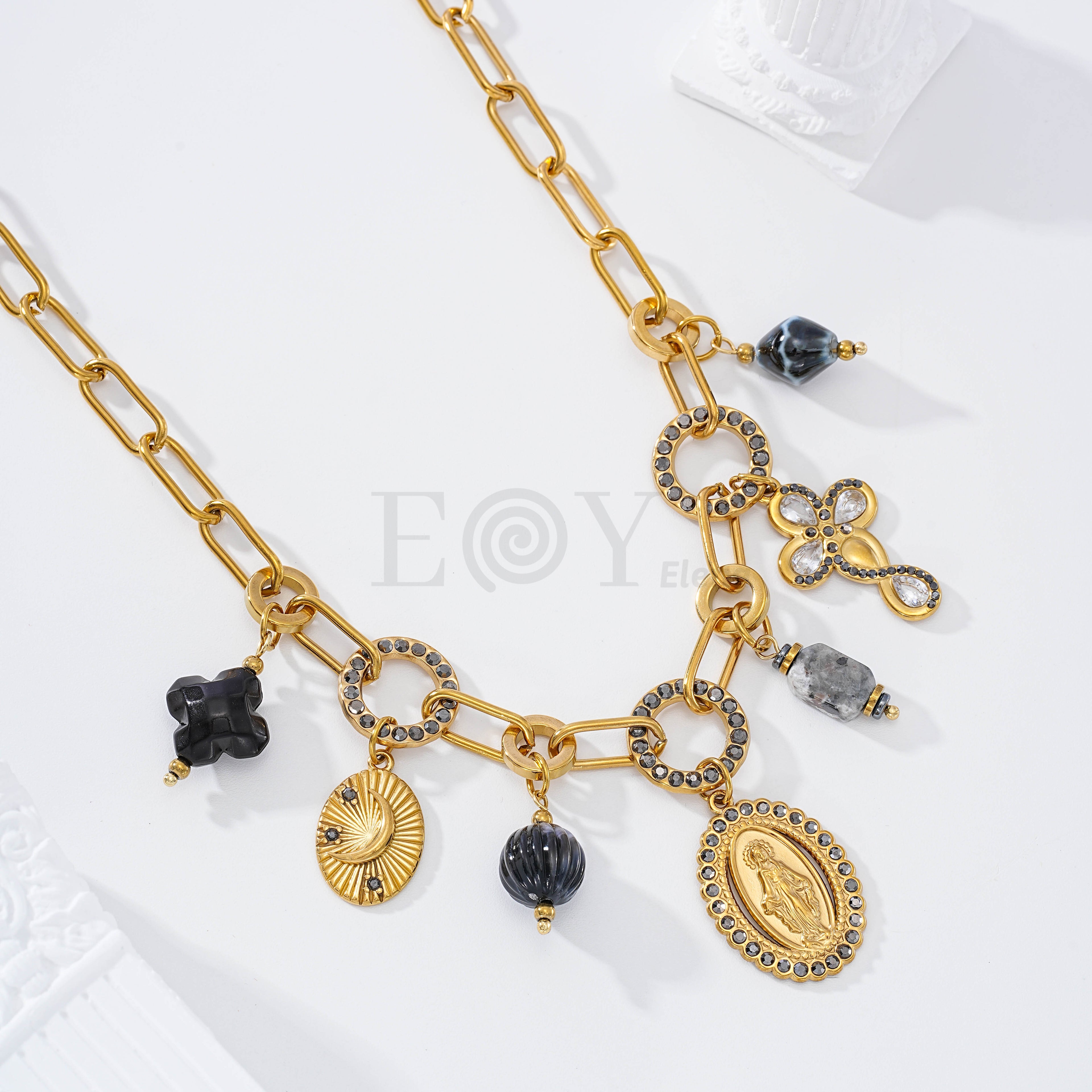 Collar Virgen Milagrosa con charms oscuros